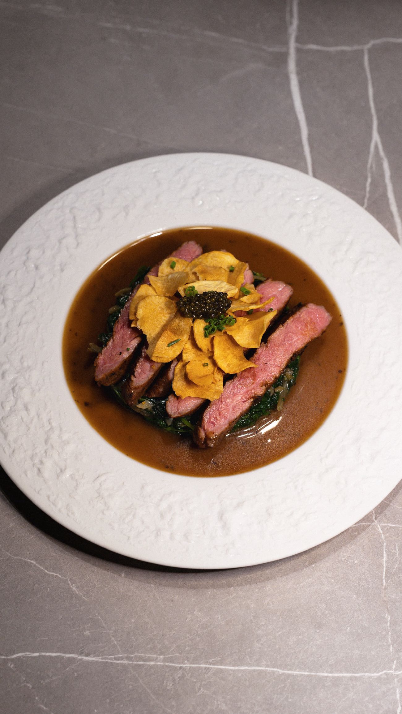 Flank & kaviár z jesetera 🥩
~ Na kasai připravovaný flank steak, špenát, topinamburový chips, kaviár z jesetera a lanýžová omáčka.
Jedno z vašich velmi oblíbených jídel našeho à la carte menu. 🍽️
STONE kolekce od @g.benedikt_1882 🪨🍽️
@caviarhouse_czsk
@luke_od_lesa
Chefs:👨🏻🍳
@dima_pavliuk_
@tuananhdo2018