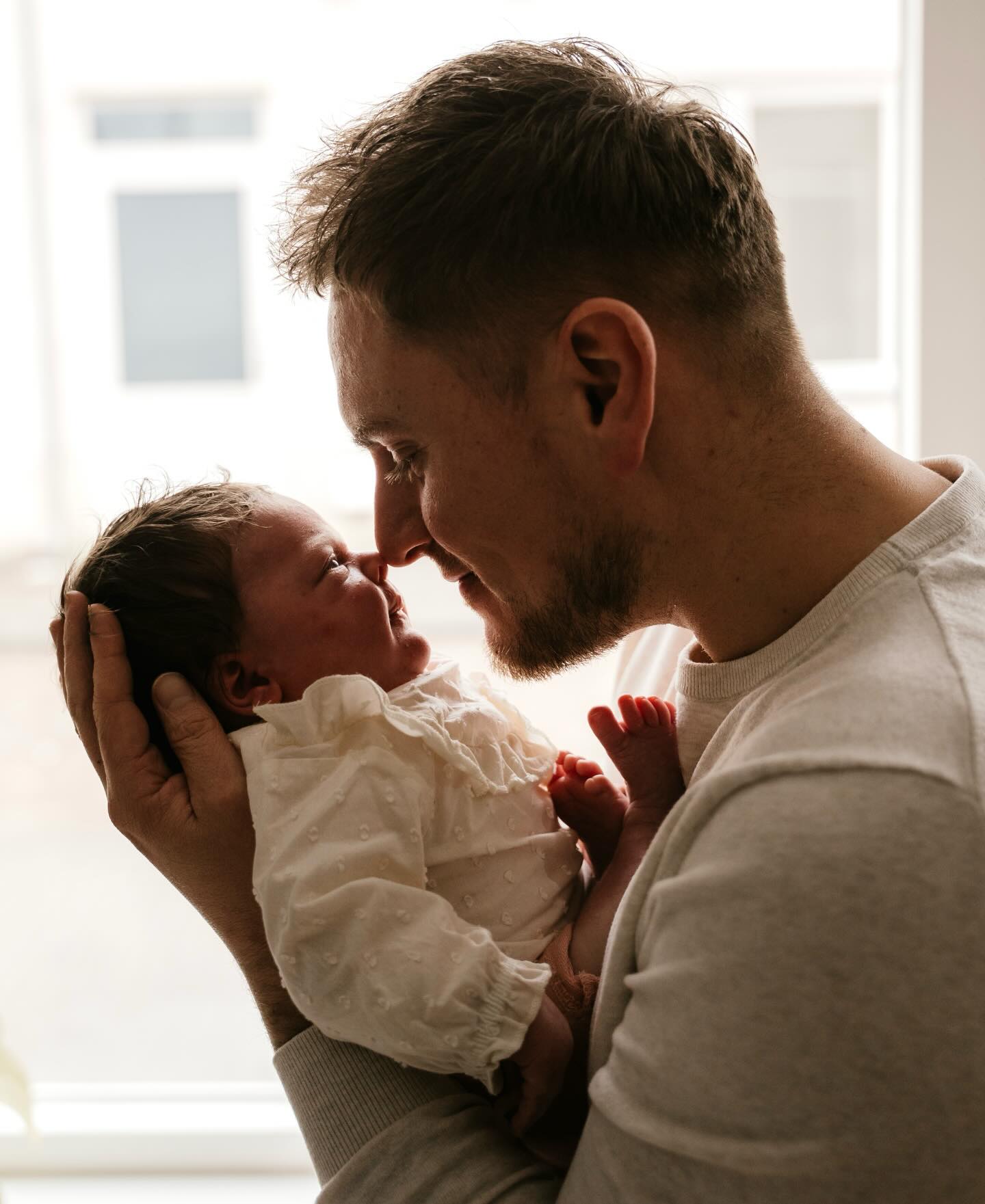 Dit blijft toch wel mijn favoriete papa/baby foto! Check die voetjes ook, zo sweet!!!
#newbornfotoshoot #newbornfotograaf #allesflits #newbornfotograafbrabant #fotograafettenleur
