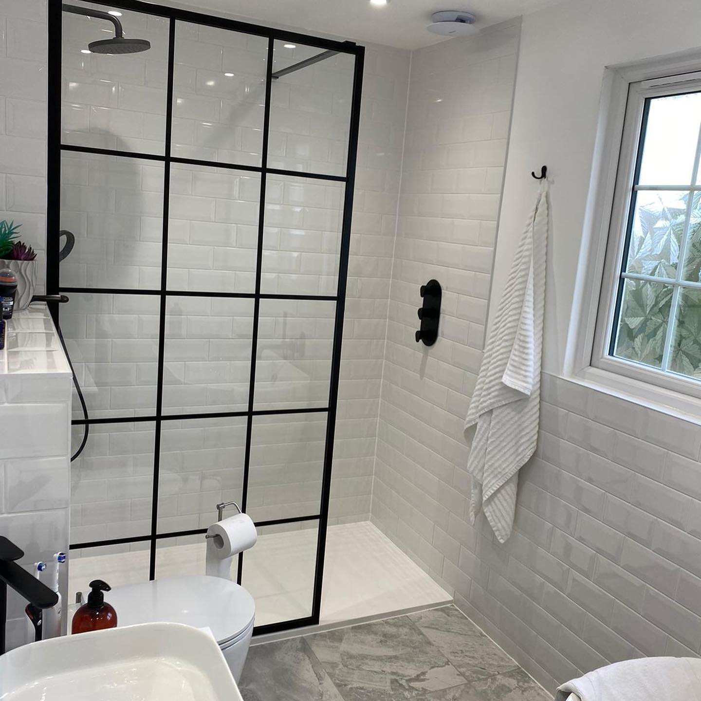 Recently finished this monochrome bathroom for some very good friends of mine. #plumber #plumberlife #localplumber #plumbingrepair #plumbingcontractor #plumbersofinstagram #maidenhead #berkshire #gassafe #white #black #bathroom #glass #freestandingbath