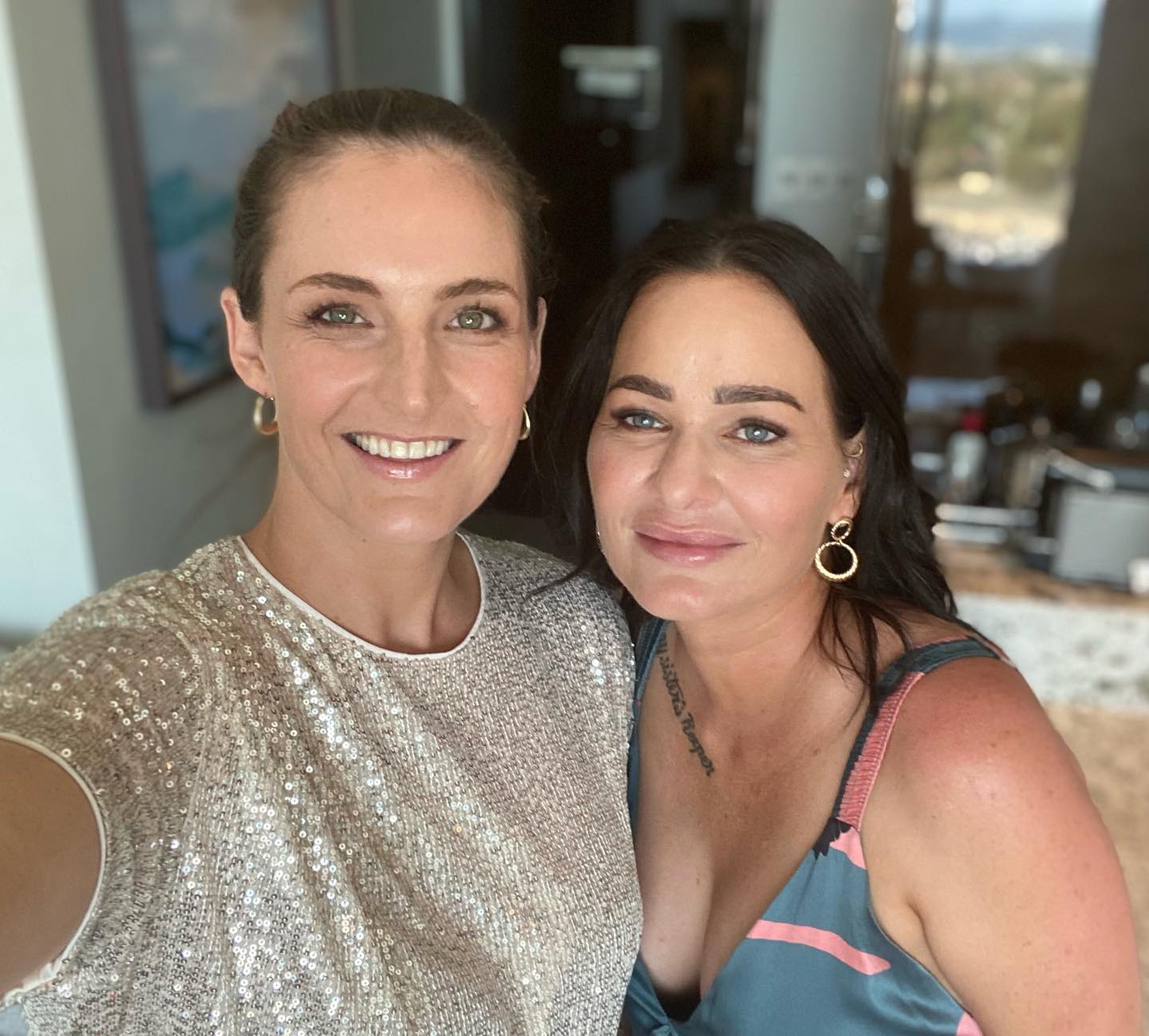 .
Glamming it up 💄with this adorable gem 💎 @cosmetic_nurse_arrie 💙 at the @crowntowersperth to celebrate 🥂 xmas 🎄 with my Bramis fam bam beauties ❤️
Much love to @dr_mela_ , @sanja_nurseinjector and @mia_b10 💕💗 for spoiling us all for xmas with our stay at the @crowntowersperth.
Love you to bits 🥰❤️😘 xxx
#bramisbabe #fambam