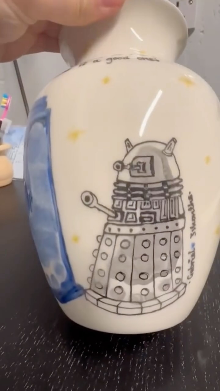 When a design challenges us, we’re all in 🌀
Doctor Who–themed vase with the TARDIS and Dalek.
Tiny prints turned into something truly out of this world.
And those prints? Absolutely perfect 👌✨#Firedcrafts #solihull #solihullmums #solihullbusiness #doctorwho
