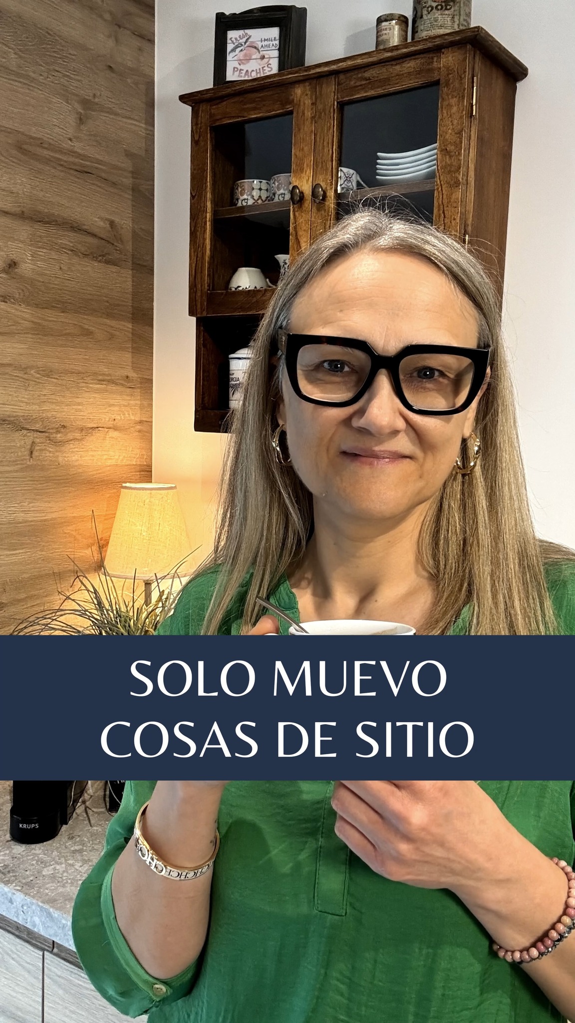 Lo único que consigo cuando me pongo a ordenar es cambiar las cosas de sitio 😞.
Frase que me decís muy habitualmente 😞.
¿Es eso realmente ordenar?🤔
Si has pasado por ello, claramente habrás visto que esto no soluciona tu problema🤦♀️ .
Durante años has acumulado objetos 📦 de todo tipo.
En el momento en que el número empezó a hacer difícil tenerlos en orden y controlar qué tenías y cómo usarlos y guardarlos de forma cómoda, empezaste con las cajas 📦📦. Empezaste a apilar, a apretujar, a ya no poder ver que hay ahí detrás y por lo tanto a abandonarlo a su suerte en la oscuridad de la caja, el armario, el trastero🫣 ,....
Para salir del caos que esto genera en tu mente 🤯y realmente resolver esta angustia que sientes no solo necesitas mover cosas de lugar, ni siquiera necesitas solo ordenar el espacio visualmente.
Necesitas ordenar de modo que todo tenga también un sentido en tu mente.
Tu mente sentirá esa tranquilidad que anhelas cuando:
✅- El volumen de objetos sea acorde al espacio de que dispones, facilitando su uso y guardado👌 .
✅- Cuando los objetos y recuerdos que poseas sean solo aquellos que sí te representan, que sí te gustan, que sí usas y disfrutas, dejando de sentir los objetos como una carga👌.
✅- Y cuando además todo tenga un lugar en el espacio con sentido en tu mente de acuerdo a tu forma de clasificar los objetos y de usarlos👌.
Si deseas empezar a entender las barreras 🚧 que no estás viendo que te estás poniendo para lograr acabar con el desorden y la acumulación de objetos, comenta con la palabra "BARRERA" 🙋♀️ y te hago llegar un video donde te cuento más ✨ .
#tresinteriores #LibérateDelDesorden #DesapegoConsciente #SoltarParaCrecer #AdiósAcumulación #VivirSinDesorden #PsicologíaDelOrden #CreenciasQueAtrasan #CambioDeMirada #BloqueosYDesorden #MenteOrdenadaVidaOrdenada #OrdenYBienestar #MujeresQueTransforman #ReinventaTuVida #AdiósAcumulación #ViviendoLigera #CrecimientoPersonalMujer