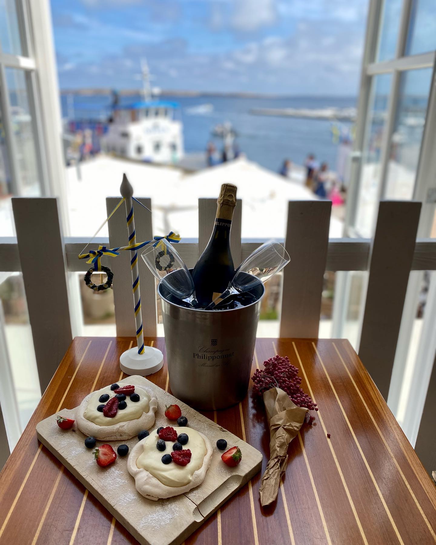 🇸🇪Glad midsommar önskar vi här på Roy’s🇸🇪 Välkomna hela helgen!🌻 #smögen