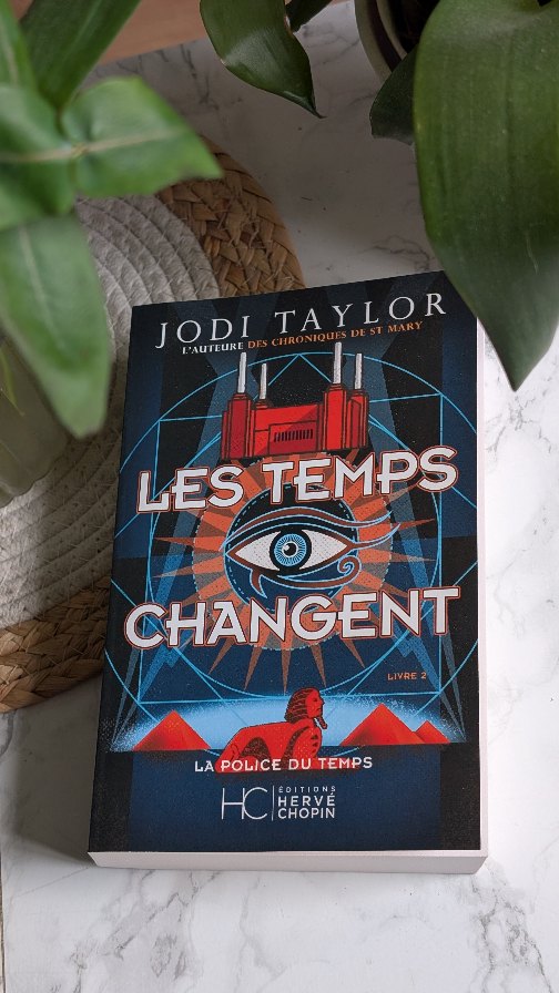Aujourd'hui j'ai reçu le nouveau roman de Jodi Taylor « Les Temps changent » publié chez @herve_chopin_editions !
Voici le résumé :
La Team Losers est de retour et sème le chaos dans la Police du Temps.
La Police du Temps n'a pas de problèmes, elle n'a que des défis à relever.
Les imbéciles qui cherchent à modifier l'Histoire ont toujours donné du fil à retordre. Et aujourd'hui, le tourisme temporel est en plein essor : hautement illégal, mais très lucratif.
Pour faire face à cette menace, la Police du Temps va envoyer ses agents infiltrés les plus coriaces. Tout va bien jusqu'à ce que l'impensable se produise. Il faut alors rapidement trouver des remplaçants, et qui mieux que trois jeunes agents qui n'en ont pas l'air ?
Jane, Luke et Matthew ont beau être sur le point d'obtenir leur diplôme, il reste encore largement le temps que tout tourne mal. Surtout s'ils ont affaire à un dérapage temporel à Versailles, un saut secret dans l'Égypte ancienne et une course contre le temps lui-même... Une mission digne de la Team Losers.
Alors, prêt pour ce nouveau voyage dans le temps ? 😊
#unboxing #roman #booklover #hervechopineditions #bookstagram