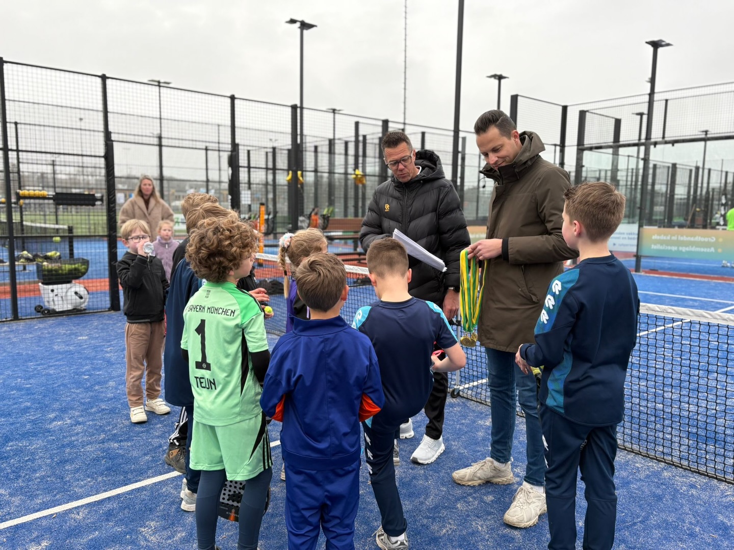 Wat een topmiddag! 🎉
Vandaag hadden we een superleuk kinderfeestje op de padelbaan. De kids hebben fanatiek gespeeld, veel gelachen en vooral ontzettend genoten van het padellen! 💪🎾
Als afsluiting kregen alle kids hun Padel2Move padeldiploma uitgereikt 🏅 Een mooie herinnering aan een sportieve en gezellige dag!
Ook een keer een kinderfeestje op de padelbaan organiseren? Dat kan natuurlijk bij ons! 🙌
#padel #kinderfeestje #padelplezier #padel2move
