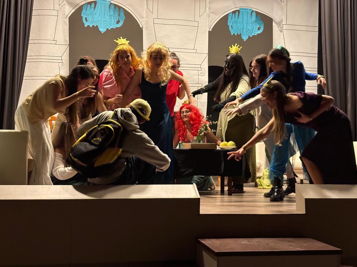◽️El día 6 de marzo a las 22.00h disfrutamos de la interpretación de la obra : “Doce princesas en pugna” dirigida por Adela Guerrero García.
▪️Gracias chicas y chicos por hacernos disfrutar tanto.