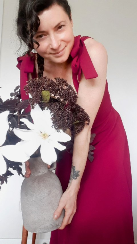 I joked that death seemed to be closer than I was at finishing my website, but finally, no need to creep in the shadows any longer. You'll all be flooding in after this reel is posted, oh yes😅.
Remember if you really are my friend, you'll buy an artificial arrangement 😉.