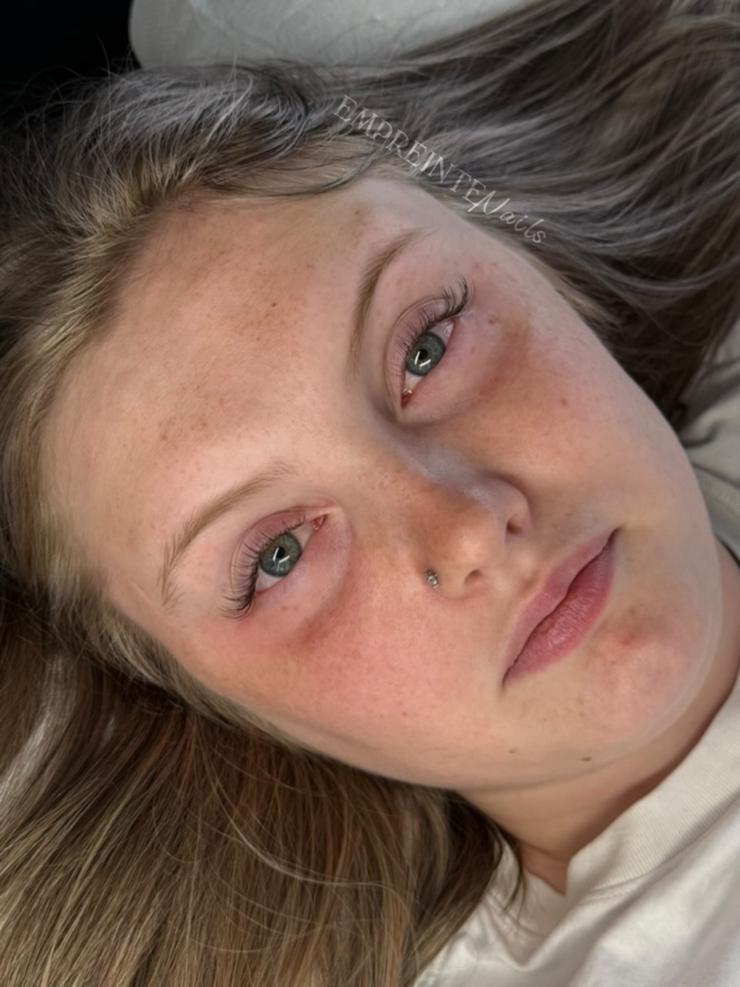 Après plus de 12 ans à sublimer vos ongles, j’ai décidé il y a maintenant un an d’ouvrir un nouveau chapitre dans mon parcours : la beauté du regard.
Les cils m’ont toujours attirée, mais je m’étais fixé une règle : ne pas me lancer tant que je ne me sentirais pas presque « parfaite » dans mon métier d’onglerie pour ne pas m’éparpiller dans tout les sens. Bon… on le sait toutes, la perfection n’existe pas, mais je voulais atteindre un niveau où je pouvais être fière de mon travail et continuer à vous offrir le meilleur de moi-même dans les ongles.
Il y a donc un an, je me suis lancée dans cette nouvelle aventure avec la même passion et l’envie de m’y investir à 3000 %. Et aujourd’hui, je peux dire que c’est comme avoir débloqué une deuxième passion. ✨
Ce qui ne changera jamais, c’est le plaisir de me lever chaque matin, de vous retrouver, de partager ces moments avec vous et surtout de voir vos beaux sourires lorsque vous repartez encore plus confiantes et rayonnantes autant avec vos ongles que vos cils ou les deux 🥰
Merci à mes chères clientes de me suivre dans cette évolution et de continuer à me faire confiance, que ce soit pour vos ongles ou votre regard. 💕