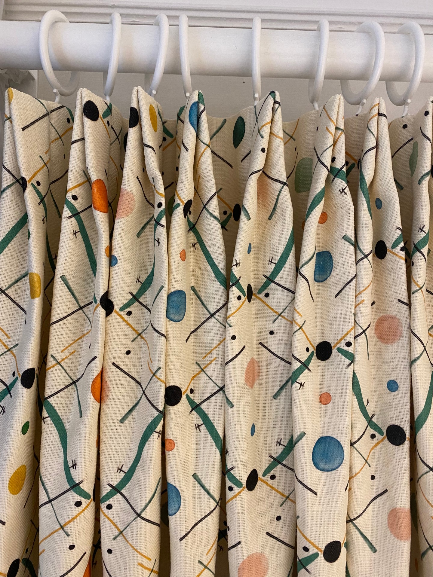 • Euro Pleat •
Euro pleat heading is a fun spin on the double pinch pleat style. We've use it here for a cupboard skirt project - why not make your utility area more frivolous with colourful patterned textiles?!
Fabric: Improvisation 1 @ottolinedevries
Maker: @zeal_interiors_
#cupboardskirt #skirtain #cafecurtain #bristol #bristolcurtainmaker