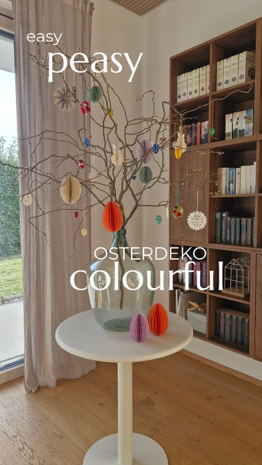 Diese Dekoidee für Ostern schreit förmlich nach Frühling! Ein großer Strauch so bunt wie ein Blumenstrauß. Ein Hingucker, der gute Laune verbreitet! Mit großen Zweigen und einer großen Vase lässt sich Osterdeko ganz einfach in Szene setzen!