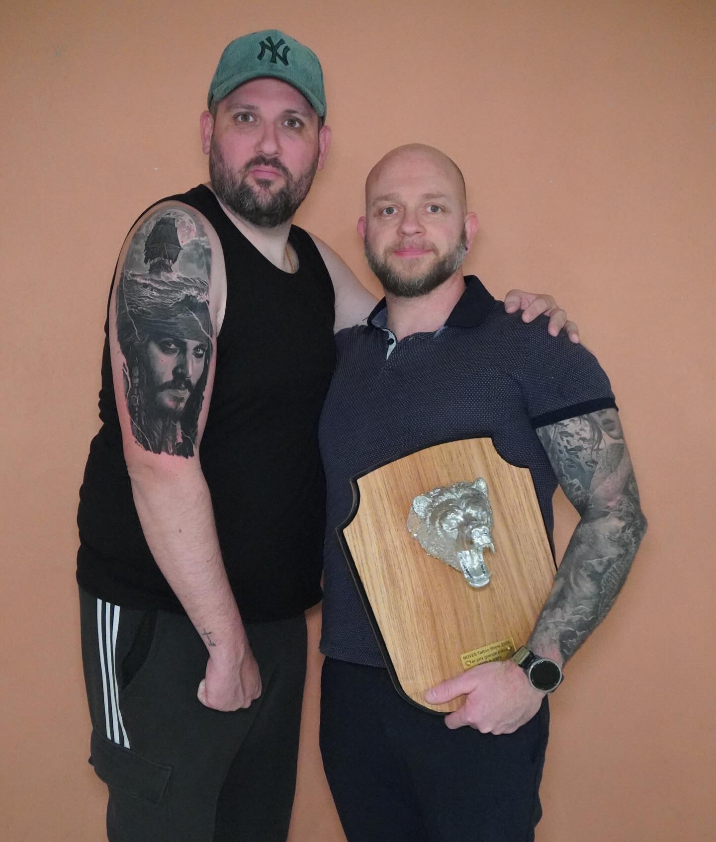 1er prix grande pièce noir et gris 🏆🏆🏆
Voilà encore un beau week-end de convention pas loin de la maison pour une fois. Un vrai régal tant sur cette belle compo que j’ai tatoué que les rencontres avec des confrères et l’organisation @novestattooshow qui était top.
Je repars avec un nouveau prix de plus à accrocher dans mon studio 😁.
Merci à l’organisation pour jolie petite convention. Le niveau était vraiment élevé. Ça fait plaisir de voir de bons artistes dans une convention à taille humaine. Et merci @kassie_tattoo pour m’avoir donné envie de faire cette convention
Je posterai le résultat de cette belle pièce demain 😉
#tattoos #tattoo #ink #tatouage #convention