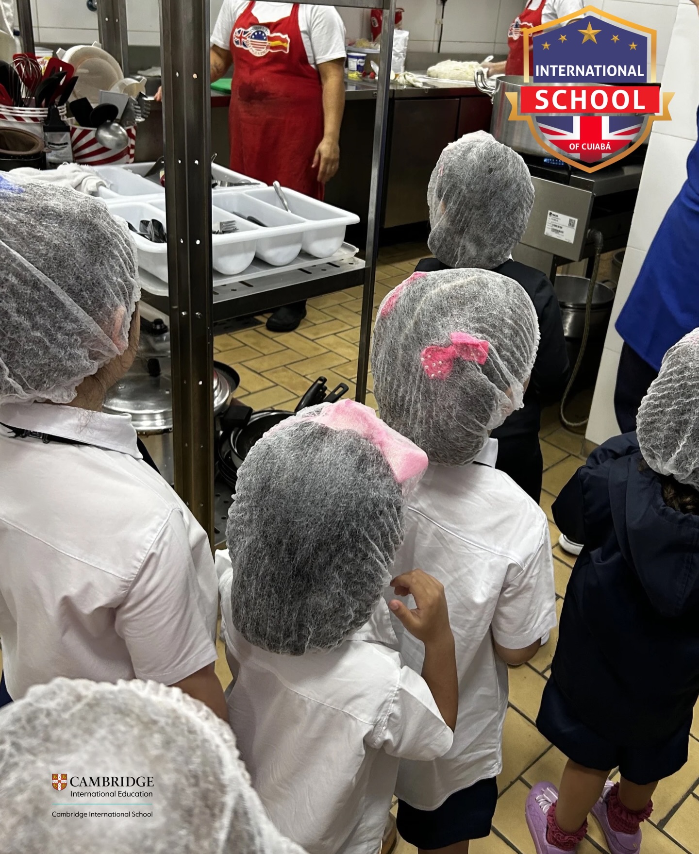 Our students had the chance to get to know our school kitchen! 🍽️ A special place where meals are prepared with care to keep everyone healthy and happy.
.
Nossos alunos tiveram a oportunidade de conhecer a cozinha da escola! 🍽️ Um lugar especial onde as refeições são preparadas com cuidado para manter todos saudáveis e felizes.