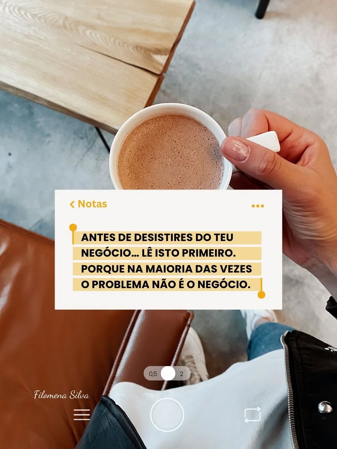 Há um momento silencioso no empreendedorismo de que quase ninguém fala.
Aquele em que começas a perguntar a ti própria se vale mesmo a pena continuar.
Não porque não trabalhaste.
Não porque não tentaste.
Mas porque os resultados não foram os que imaginavas e não sabes como dar a volta à situação.
E é aí que muitos negócios acabam.
Não porque não têm potencial.
Mas porque ninguém te ensinou como analisar, ajustar e melhorar o que não está a funcionar.
Empreender não é acertar à primeira.
É aprender a olhar para os sinais com foco e curiosidade.
Poucas vendas não são uma sentença.
Interação baixa não é falta de talento da tua parte.
E um lançamento que corre mal não define o teu negócio.
Na maioria das vezes, o que te falta é estrutura.
Estrutura para perceber onde é que está o bloqueio.
Estrutura para saber o que ajustar.
Estrutura para não desistir cedo demais.
E é nesse preciso momento que a maioria das pessoas desiste...
Se o teu negócio ainda não está a dar os resultados que queres, comenta “ajustar”.
E eu explico-te qual é o primeiro passo para criares uma estrutura que funcione. 👇