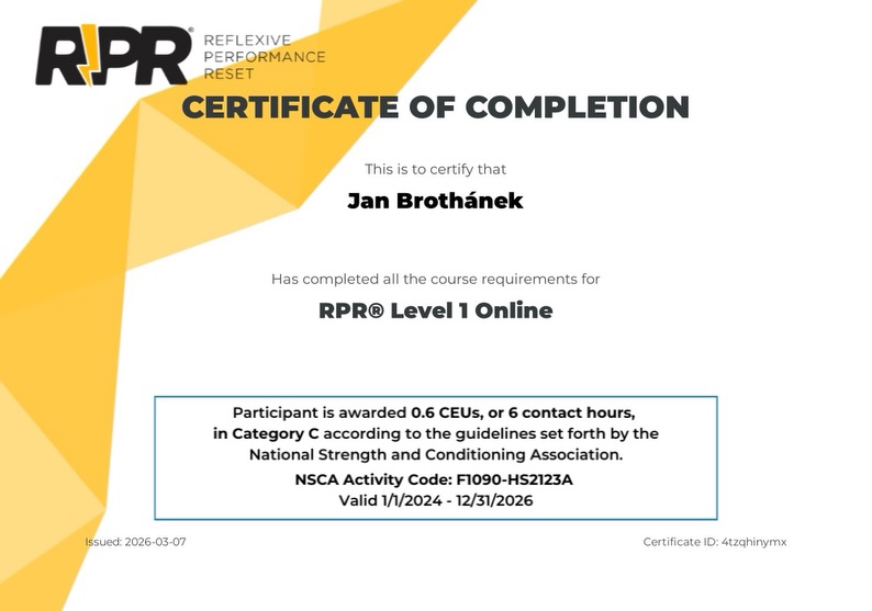 Dokončil jsem kurz Reflexive Performance Reset (RPR®) Level 1 pod vedením @coachchriskorfist, který patří mezi nejpokročilejší odborníky v oblasti aplikované neurologie ve sportu a výkonu.
Koncept RPR vychází z práce Cala Dietze a pracuje s resetováním nervového systému, čímž zlepšuje komunikaci mezi mozkem a svaly. Díky tomu dokáže tělo dostat do stavu, kdy může fungovat efektivněji jak v tréninku, tak v běžném životě.
V praxi to znamená lepší aktivaci klíčových svalových skupin, kvalitnější stabilitu, rychlejší reakce a často i okamžitou úlevu od některých bolestí nebo pocitu ztuhlosti.
Techniku už několik měsíců využívám u svých klientů a ne jeden z nich kroutil hlavou nad tím, jak se chování jeho těla změnilo doslova během pár minut. Z pocitu „nefunkčního těla“ se dokázal během chvíle dostat do stavu, kdy najednou zvládl dřepovat stabilněji, lépe dýchat nebo se zbavit nepříjemného napětí.
Plním tak dlouhodobý plán, kterým je propojovat silový trénink, biomechaniku a práci s nervovým systémem, aby lidé nejen trénovali, ale aby jejich tělo opravdu fungovalo.
Chci vychovávat silnější a odolnější lidi, kteří se ve svém těle cítí dobře. A přesně o to mi v tréninku jde – aby měl přesah i mimo posilovnu.
#thinkingoutofthebox #rpr #brotastraining #brotas #osobnitrener