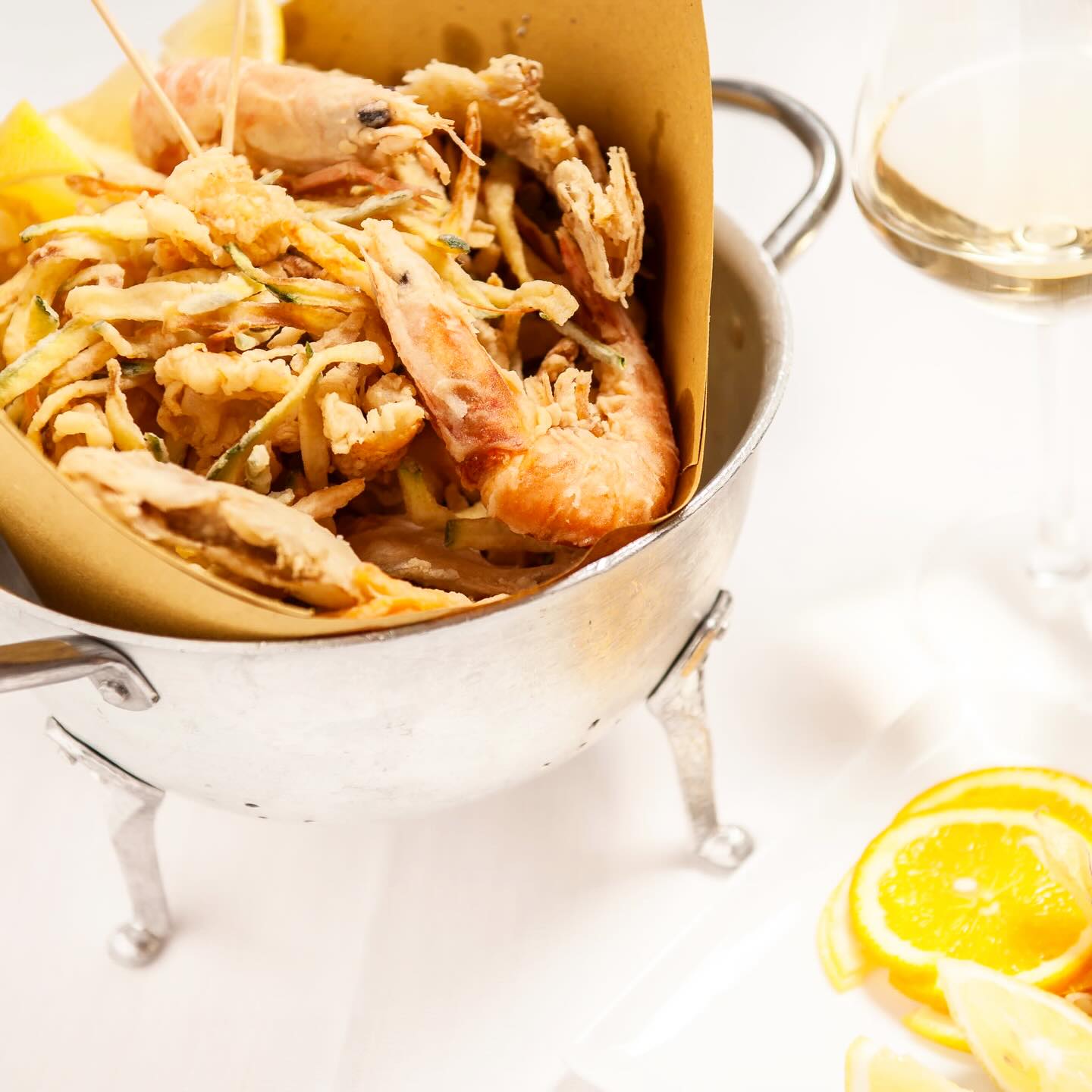 Fritto misto !!
Il nostro Mar Adriatico ci regala ogni giorno prodotti unici. Il nostro compito è valorizzarli con la maestria che solo l’esperienza può dare.