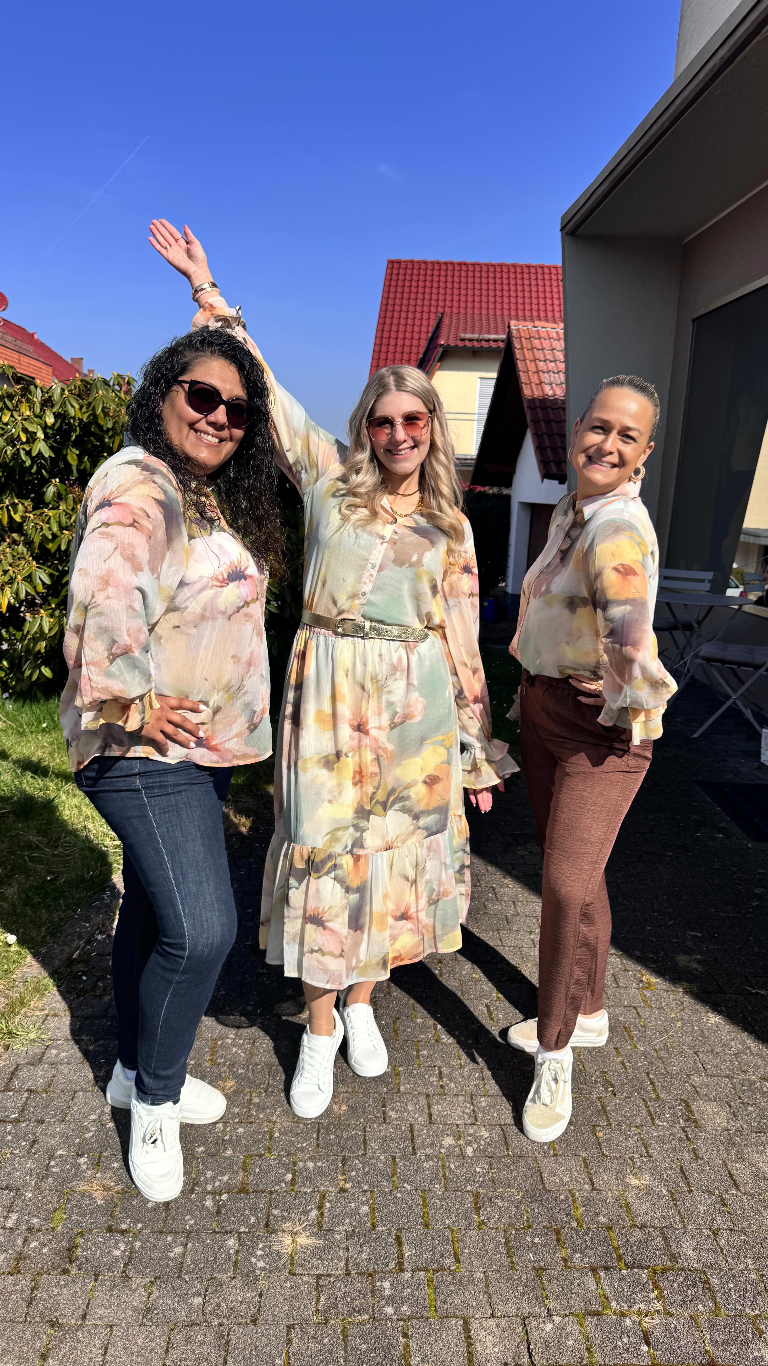 Eine Bluse - 3 Looks 🤎💙💜
Welcher Look ist dein Favorit?
Schreib uns deinen Lieblingslook😍
#connectedbyfashion #fashionlook #modemitleidenschaft #marxzell #damenmode