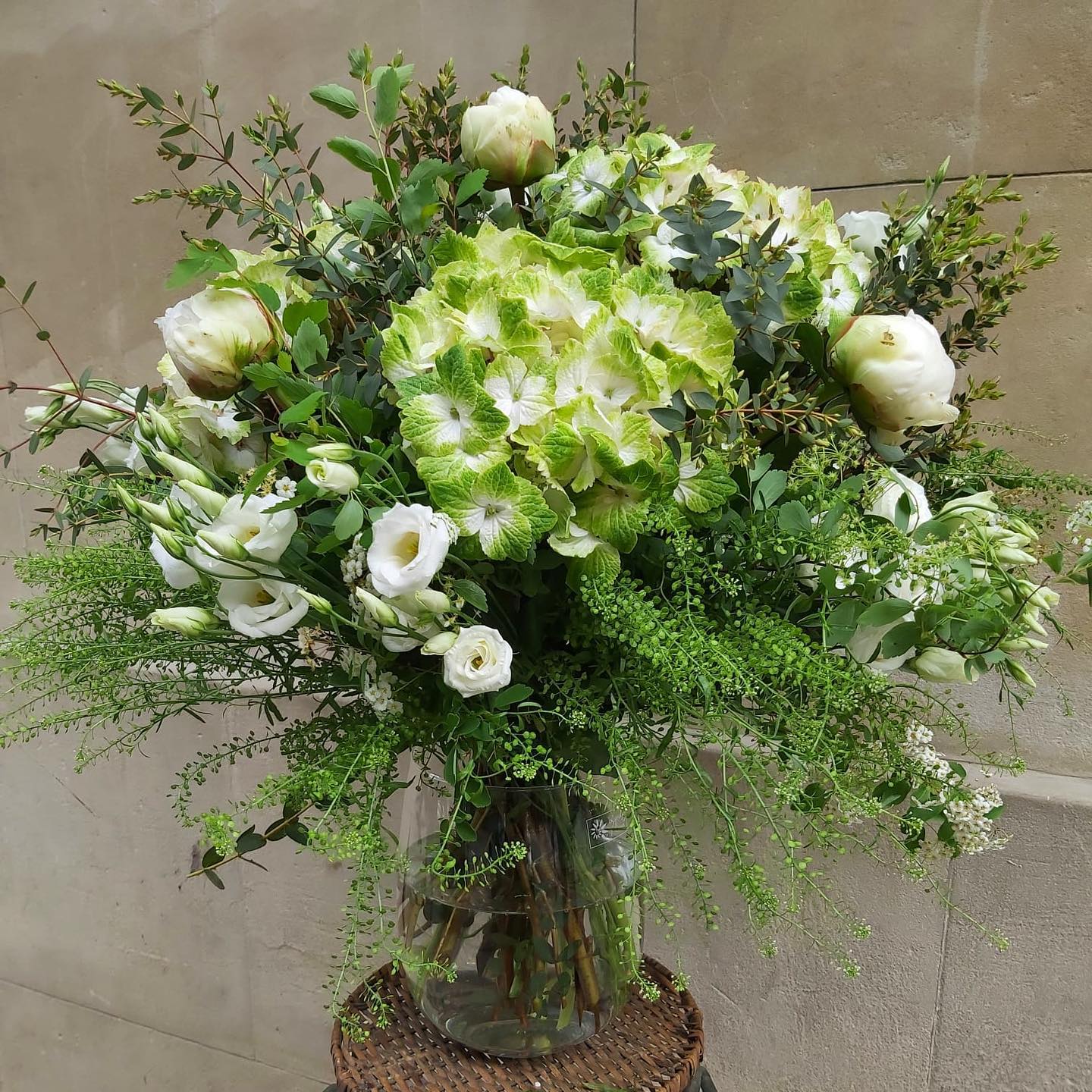 Pedido muy especial compuesto por hortensias, lisianthus, peonías y unos verdes espectaculares.