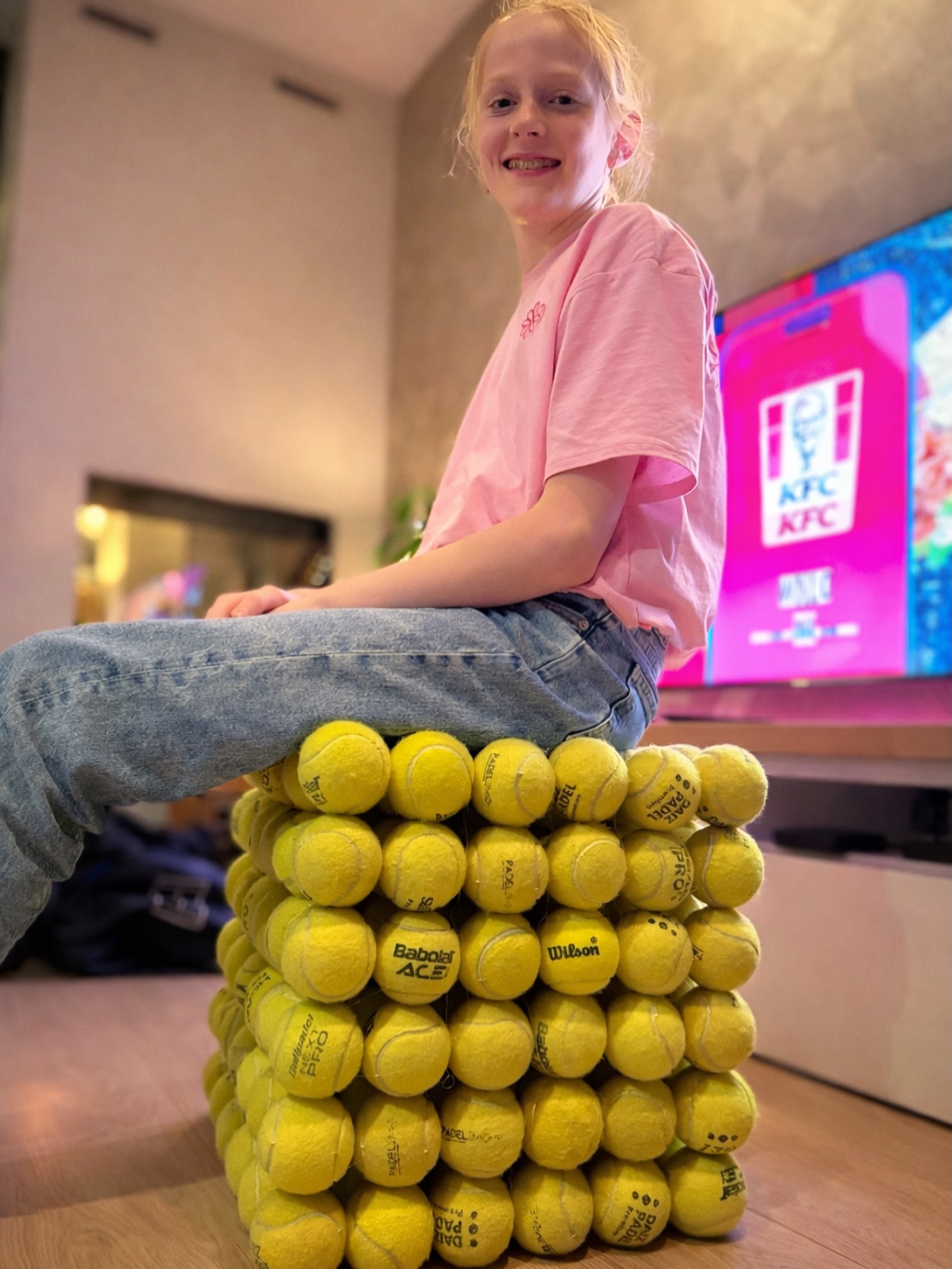 🎾 Help Fleur aan padelballen!
Wat doe jij met oude padelballen? Weggooien? Zonde! ♻️
Fleur heeft er iets leuks op bedacht: een poef van oude padelballen. En dit is nog maar het begin… misschien volgen er straks wel meer meubels! 😄
Zo krijgen ze een tweede leven én kan Fleur haar meubels verder in elkaar zetten.
👉 Dus: help Fleur aan padelballen en lever je oude ballen in!
#padel #padelballen #recycle #padel2move #duurzaam