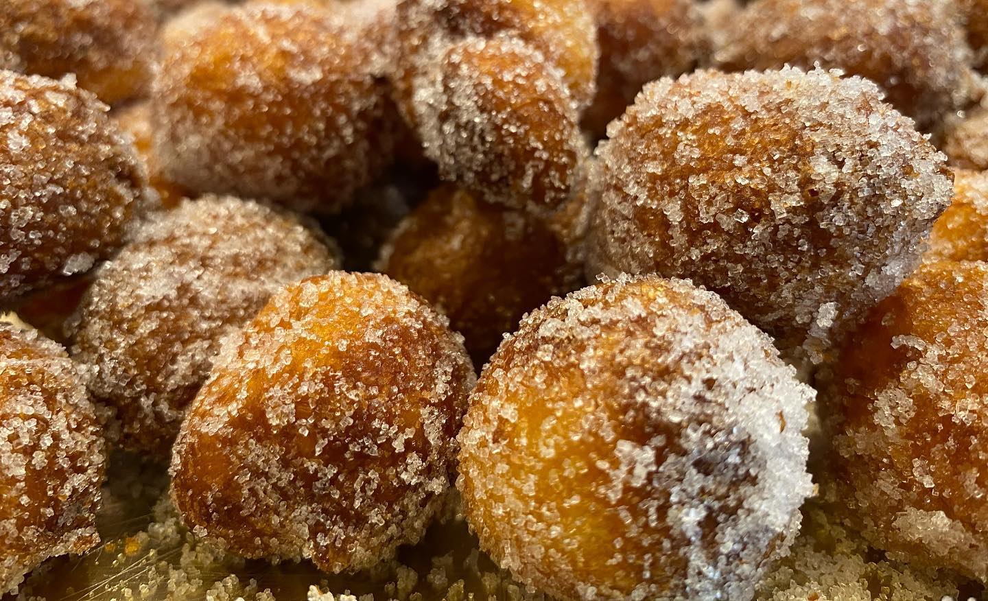 Bunyols de vent i de l’Empordà! Cada dimecres i divendres 😋
.
.
.
Buñuelos de viento y del Ampurdán! Cada miercoles y viernes 😋
#bunyolsdequaresma #bunyolsdevent #bunyolsdelempordà #quaresma #fornsantjosep #fornartesà