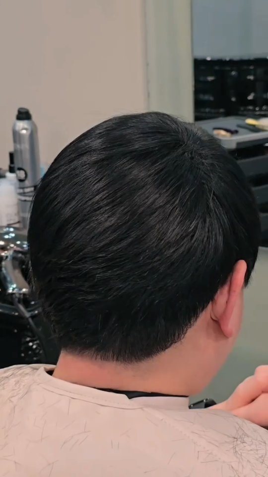 Sometimes after two months of regrowth and a Nanokeratin treatment, the colour can appear lighter and slightly faded.
Today our goal was simple: 100% grey coverage on the roots and a refresh through the ends, bringing the depth back to the hair.
We used Majirel 3.0 + 1.0 with 15 vol and ofcorse Olaplex to achieve a rich, deep dark colour while keeping the hair healthy and shiny.
To finish the transformation, we added a fresh asymmetric haircut to bring movement and a little extra edge.
Dark, glossy and modern. ✂️✨
#haircolourist #lorealprofessionnel #ashhair #darkhair #hairrefresh