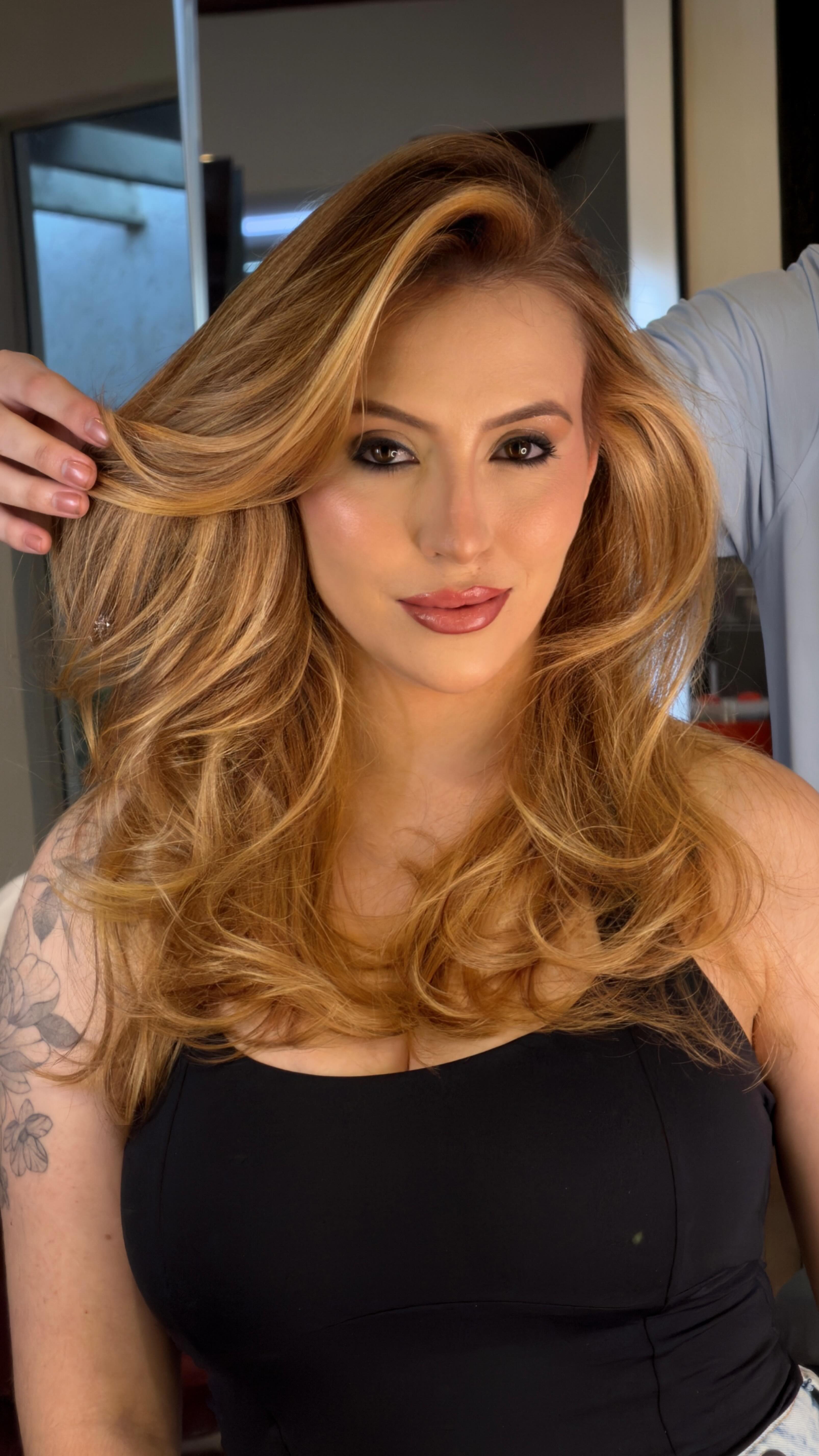 Ser loira não é só uma cor…
é uma identidade. ✨
.
Musa @_beatrisaraujo
Makeup @mariaeduardamakeup.__
.
Tem mulheres que testam.
Outras… simplesmente sabem.
Você seria loira em todas as suas versões?
.
#loiro #loiraperfeita #loirodossonhos #loiroiluminado #cabeloloiro