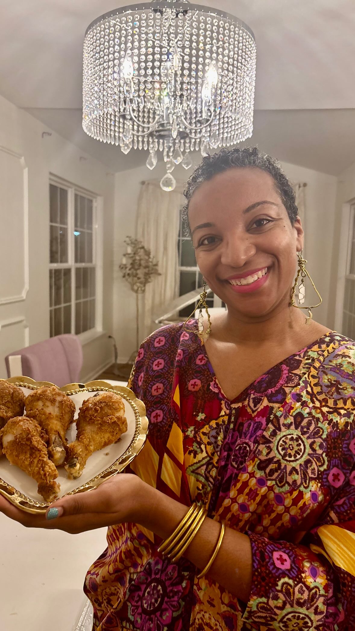 🍗Fried chicken newbie here and I think I’ve got it! Kwame Alexander’s mom’s recipe (thanks @bonappetitmag!) was a lifesaver. And those heart-shaped plates from @bombaycompany? Obsessed! 💜 Made and served with so much love! #fried #chicken #cooking #recipe
