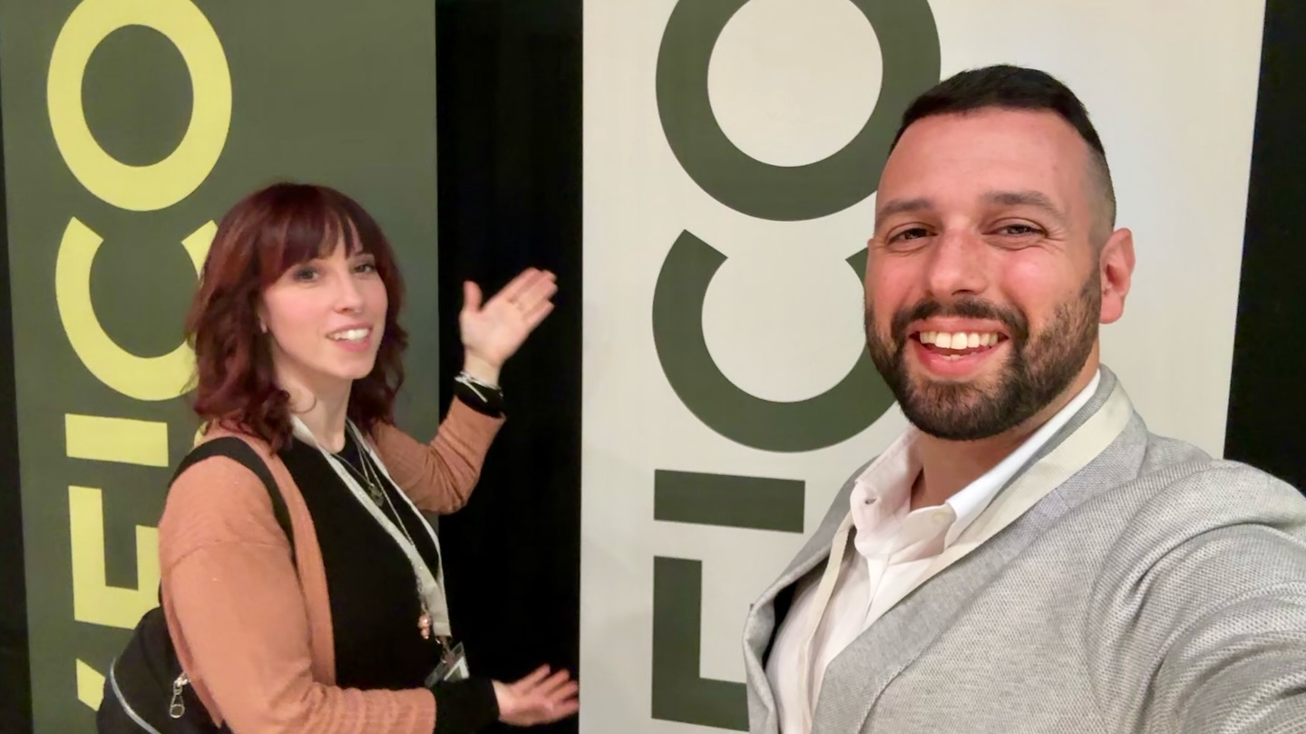 Ci sono momenti nella vita in cui senti che tutto sta andando nella direzione sbagliata.
Qualche anno fa mi trovavo proprio lì. Facevo un lavoro che non mi piaceva e le mie attività stavano andando sempre peggio. Mi sentivo bloccato, senza una strada chiara davanti.
In mezzo a tutto questo c’era anche la preoccupazione per i problemi di salute di Runa e per una figlia in arrivo.
Quando Runa aveva poco meno di un anno infatti stava sempre male e non riuscivo a capire il perché. Chi ama davvero il proprio cane sa quanto fa male sentirsi impotenti.
Poi è arrivata una scelta che all’inizio sembrava solo un tentativo per aiutarla: cambiare alimentazione.
Da lì è iniziato qualcosa che non avrei mai immaginato.
Prima è cambiata la vita di Runa.
Subito dopo la mia grazie alla scelta di immergermi nella realtà del Network Marketing.
Poi piano piano quella di tutta la nostra famiglia.
Oggi Runa, Neve e Bart stanno bene, sono pieni di energia e vederli così è una delle soddisfazioni più grandi che possa avere.
Ma la cosa incredibile è che non è cambiata solo la loro vita.
Grazie a questo percorso sto bene anche io.
Ho ritrovato equilibrio, energia, serenità e soprattutto ho avuto la possibilità di seguire davvero la mia passione per i cani, fino a diventare istruttore cinofilo.
Quello che è iniziato per aiutare il mio cane…
ha finito per cambiare anche la mia strada.
Sono passati più di 8 anni.
E ogni giorno sono grato per quello che questo percorso ha portato nella nostra vita e nella nostra famiglia.
A volte una scelta fatta per amore del proprio cane può aprire porte che non immaginavi nemmeno.
E per tutto questo devo ringraziare Reico e tutto ciò di buono che ha portato nella mia vita.
Ad oggi grazie. Reico ho una struttura di quasi 200 consulenti, più di 500 clienti che comprano un cibo e integratori per i loro animali di qualità e etici e soprattutto ho il bene più prezioso in questo mondo: tempo per vivere.
Alla convention Reico 2026 è successo di tutto ma soprattutto abbiamo avuto ancora una volta la conferma di collaborare con una azienda🔝
#vitadacani
#amorepericani
#benessereanimale
#alimentazionenaturale
#networkmarketingprofessional