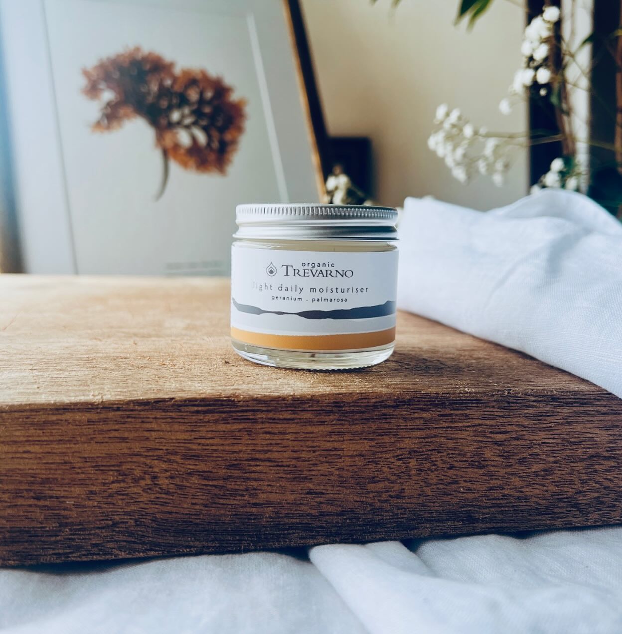 Spring clean your beauty shelf!
“out with the old & in with the new” - now is the time to check expiry dates and retire heavier winter products in favour of lighter formulations
#dailymoisturizer #organicskincare #formulation #skincareroutine
