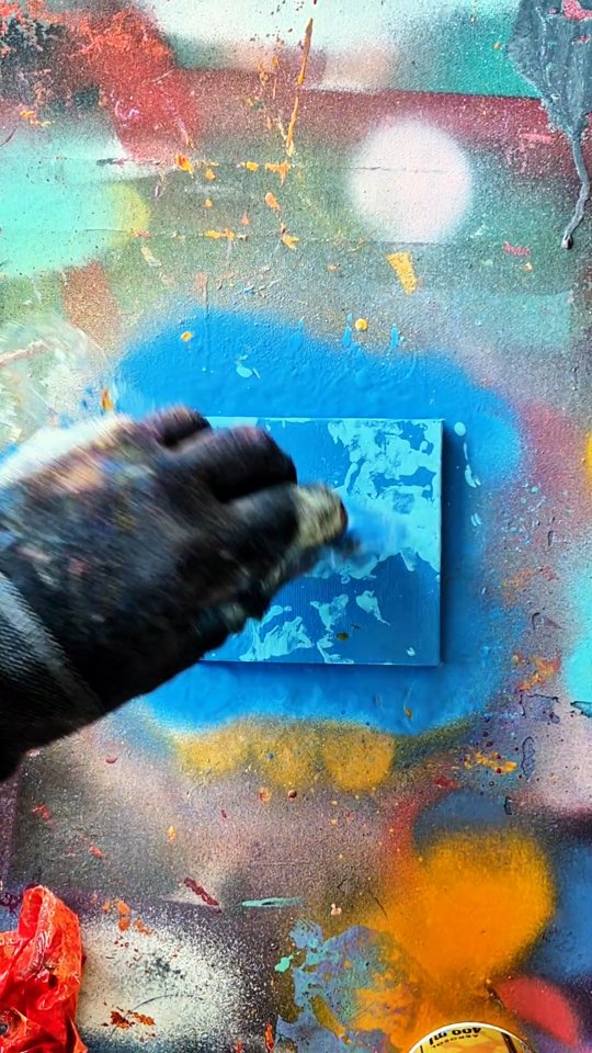 Une montagne.
Petit format…
mais grande respiration. ⛰️🎨
Quelques textures,
un peu de hasard,
et le paysage apparaît.
#streetart
#stencilart
#landscapeart
#mountainart
#artcontemporain