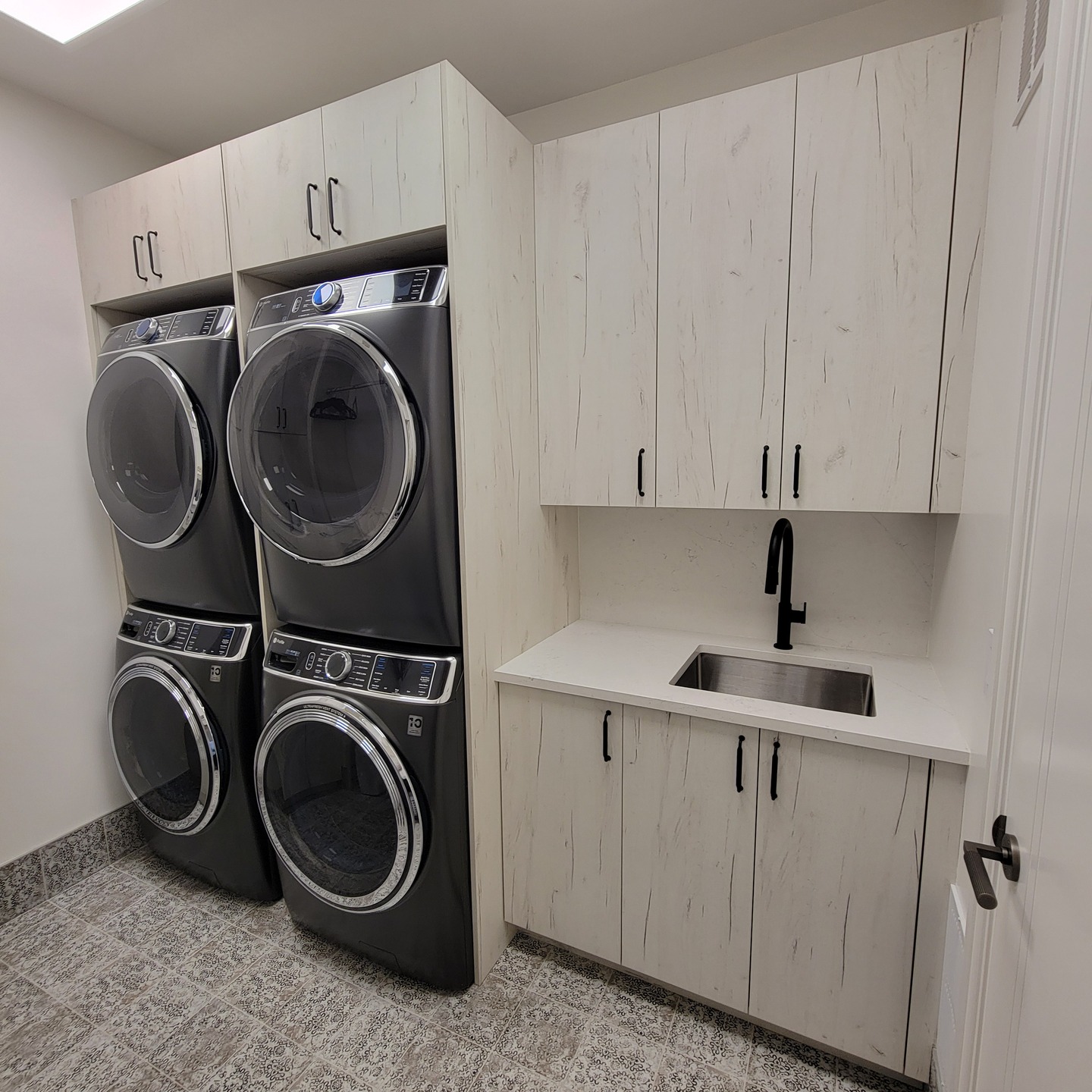 Laundry Room and Tenant Kitchen for this custom home!
#kitchengoals #kitchen #kitchendesign #kitchencabinets #cabinet #cabinetry #kosherkitchen #kitchensofinsta
#laundry #laundryroom
