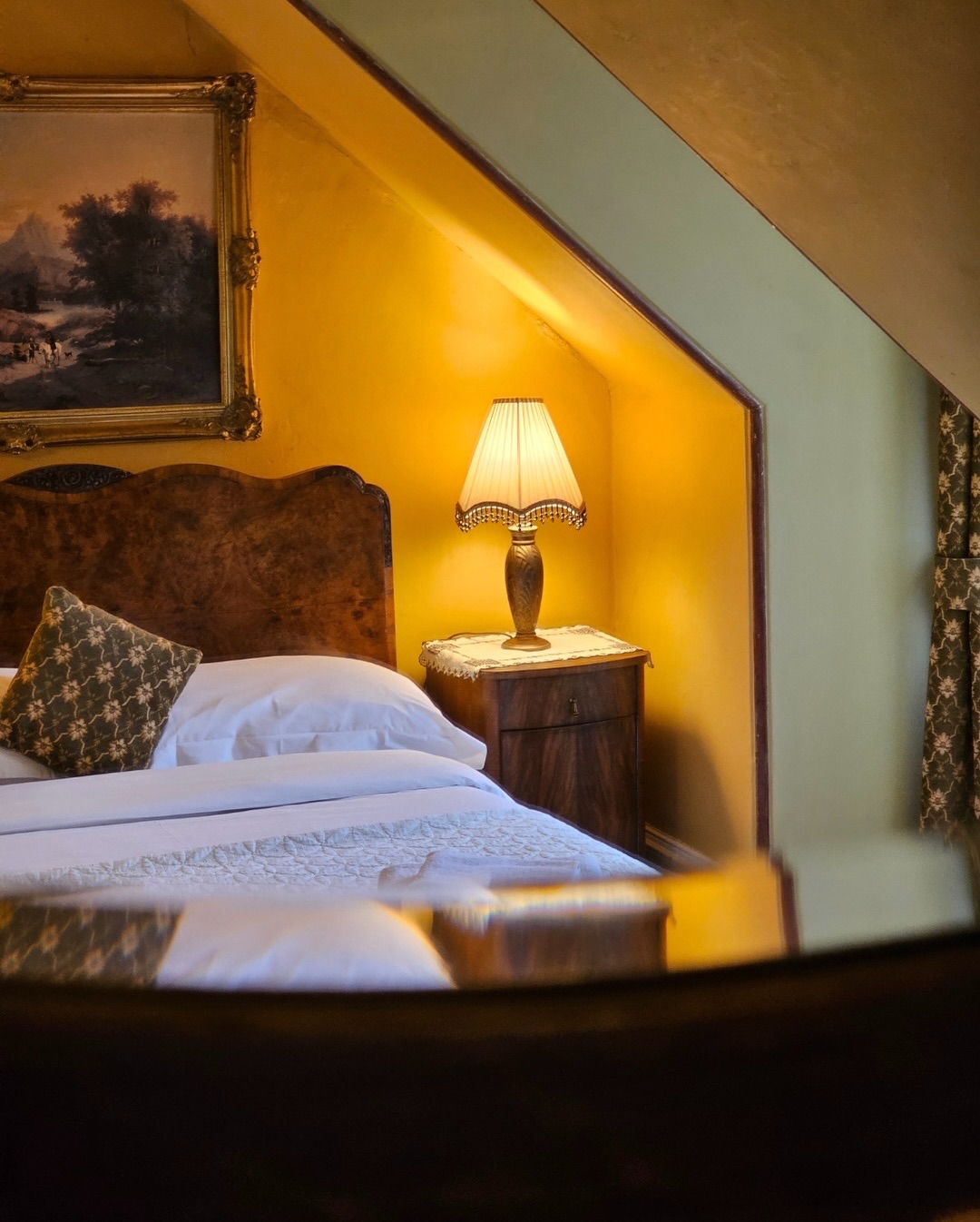 The little details matter. Each bedroom at Balinakill has its own charm and character so everyone has a comfortable space to come back to at the end of the day.
Planning a group getaway? Balinakill is an exclusive-use country house in Kintyre, Scotland. Check iut our website or DM us and we’ll send you our brochure.