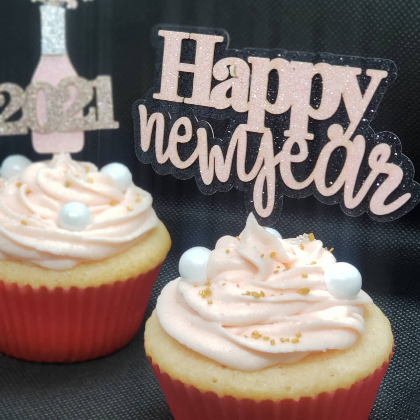 Can't wait to say GOODBYE to 2020, and I think everyone is in agreement! Have a safe New Years! 🍾🧁
Pink champagne cupcakes
White chocolate chip Sparkling cider cupcakes.
#cupcakes #champagne #rosegold #whitechocolate #alcoholincluded #alcoholicsweets #alcoholicdesserts #drunkendesserts #sparklingcider #newyearseve #happynewyear #goodbye2020 #goodbye2020hello2021