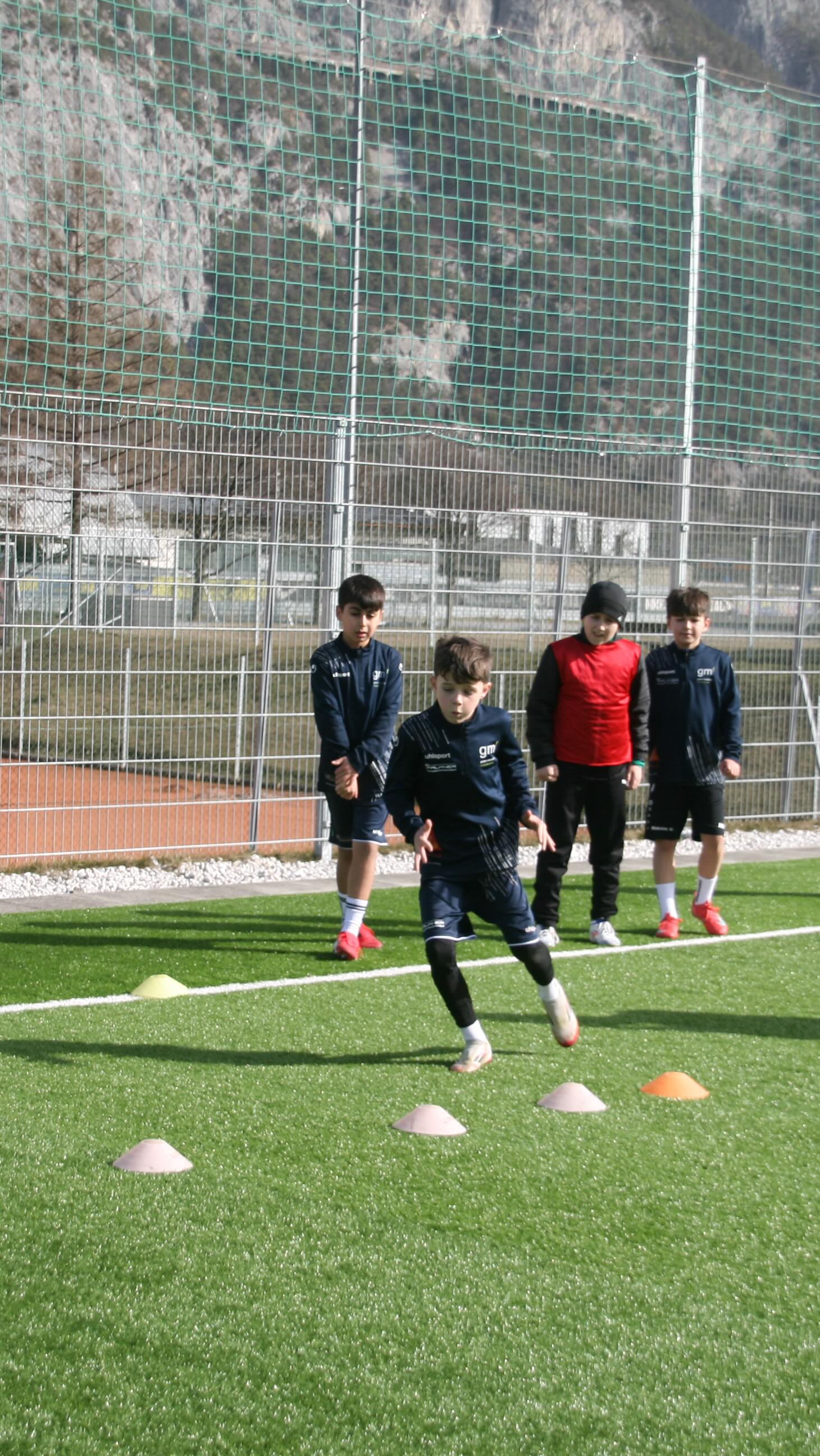 Ein guter erster Kontakt entscheidet oft über den gesamten Spielzug. Wer den Ball offen mitnimmt, schafft sich sofort mehr Zeit, mehr Übersicht und mehr Möglichkeiten für die nächste Aktion. Genau solche Details machen im Fußball oft den Unterschied. ⚽🔥