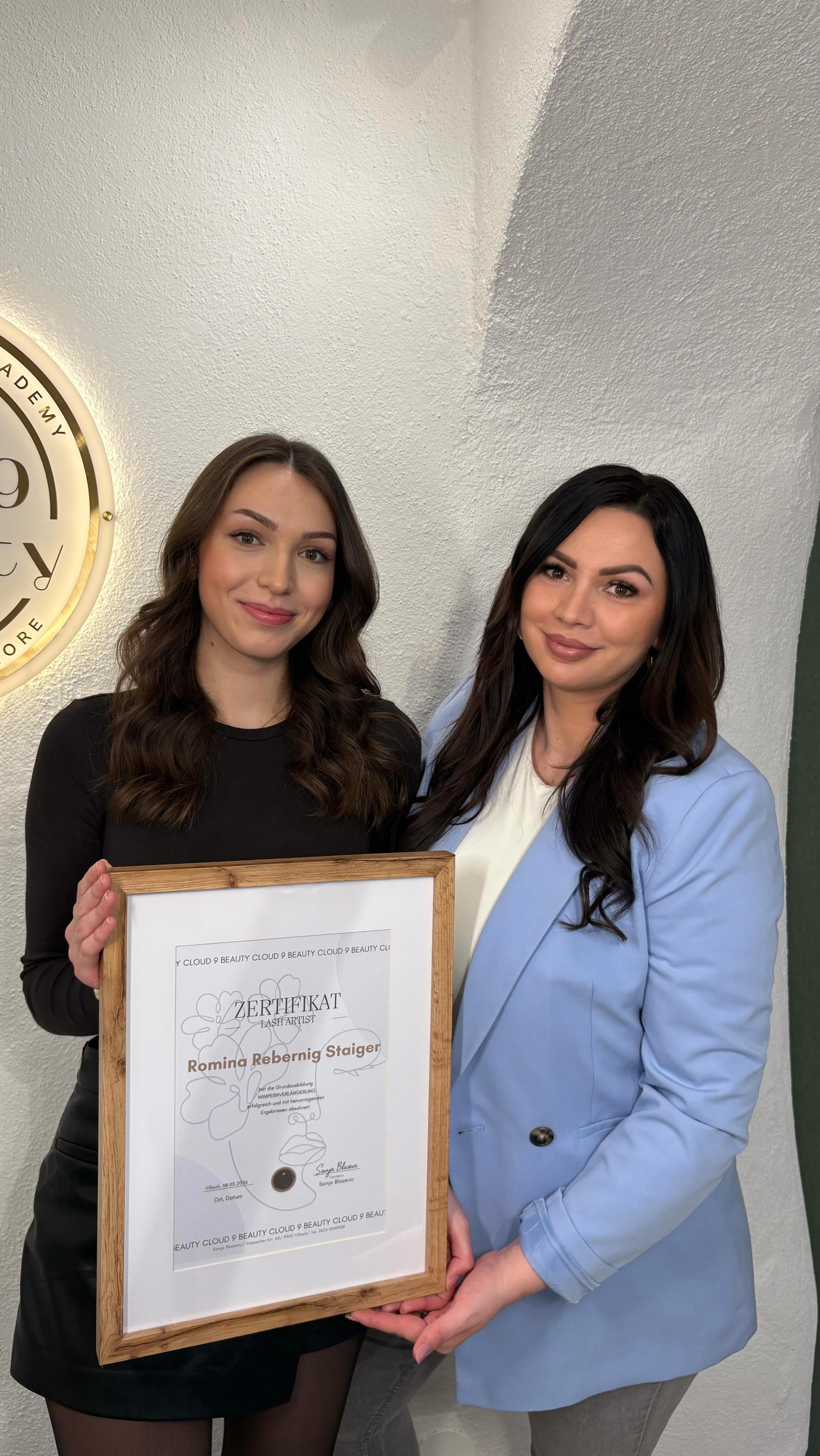 Weekend Schulung ✨
So viel Energie und noch mehr Ehrgeiz.
Stolz auf jede Einzelne, die ihren Weg im Lash Business geht.