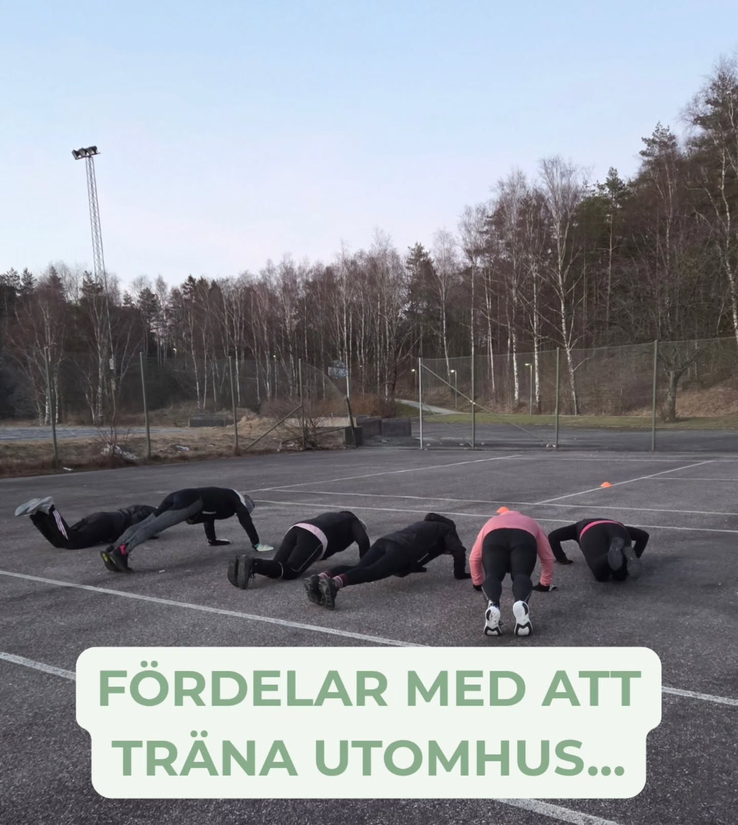 Varför ska man träna utomhus i ur och skur? 🌳🍂🌧☀️
Bättre humör och lägre stress: Miljöombytet och den friska luften stimulerar hjärnan, vilket minskar ångest och ger en högre känsla av energi och livslust.
Ökad mental återhämtning: Naturen fungerar som en mental paus, vilket ger en annan typ av återhämtning än vad gymmet kan erbjuda.
Högre träningsmotivation: Forskning visar att det känns lättare att träna ute, vilket ökar benägenheten att repetera träningen.
Stärker immunförsvaret: Vistelse i friska luften stärker kroppens försvar.
Variation och effektivitet: Ojämn terräng, backar och vindmotstånd ger en mer utmanande och varierad träning för både balans och muskelstyrka.
D-vitamin och ljus: Dagsljuset under utomhusträning är extra värdefullt, särskilt under vinterhalvåret, då det motverkar trötthet och nedstämdhet.
Är du fortfarande inte övertygad? Välkommen att testa ett pass så får du känna skillnaden själv 🫶.
Nästa nystart närmar sig ☀️ och våren är enligt mig den bästa årstiden att träna utomhus på!
Häng på du med 😍 .
#lkwellness #utomhusträning #tjörn #Stenungsund #orust