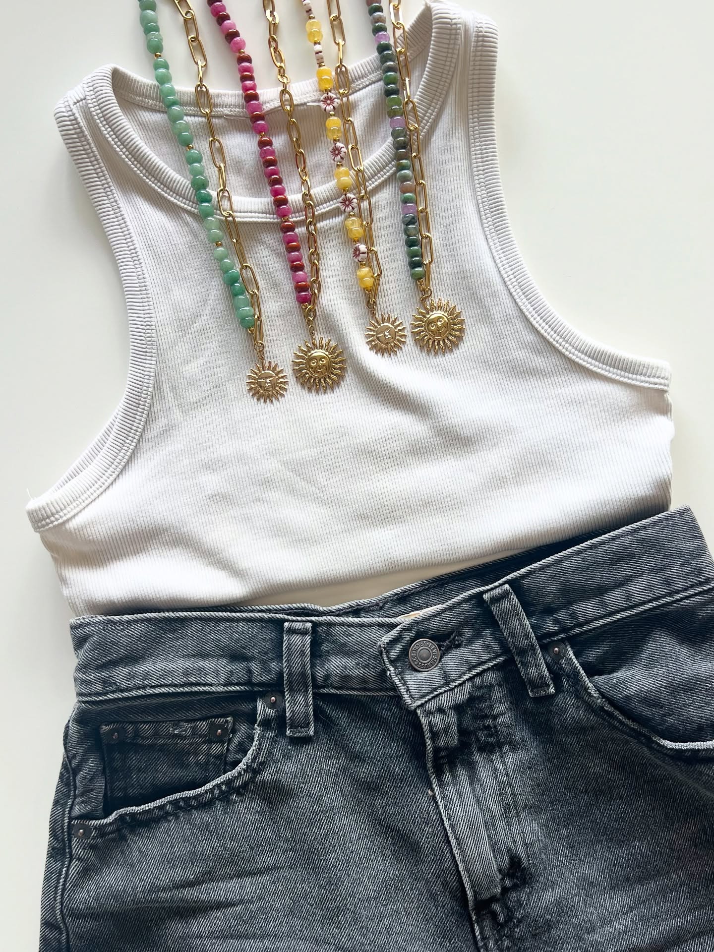 Sauvez vos outfits les plus basiques avec nos colliers asymétriques et leurs pierres hyper colorées !