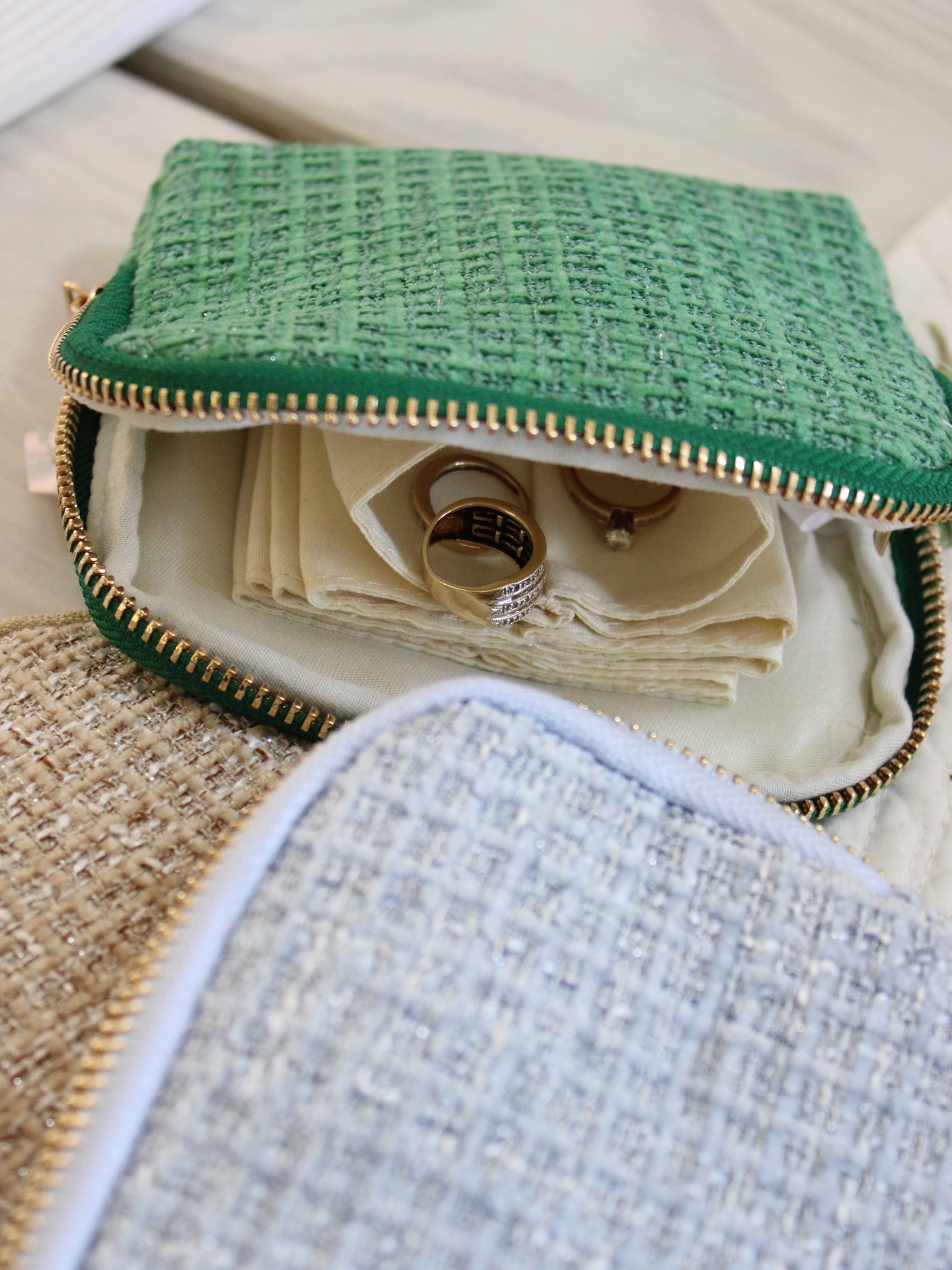 NUEVO en nuestro taller. Joyerito ideal para viajes, ligero, práctico, con múltiples divisiones y elegante. 3 colores disponibles para personalizar.