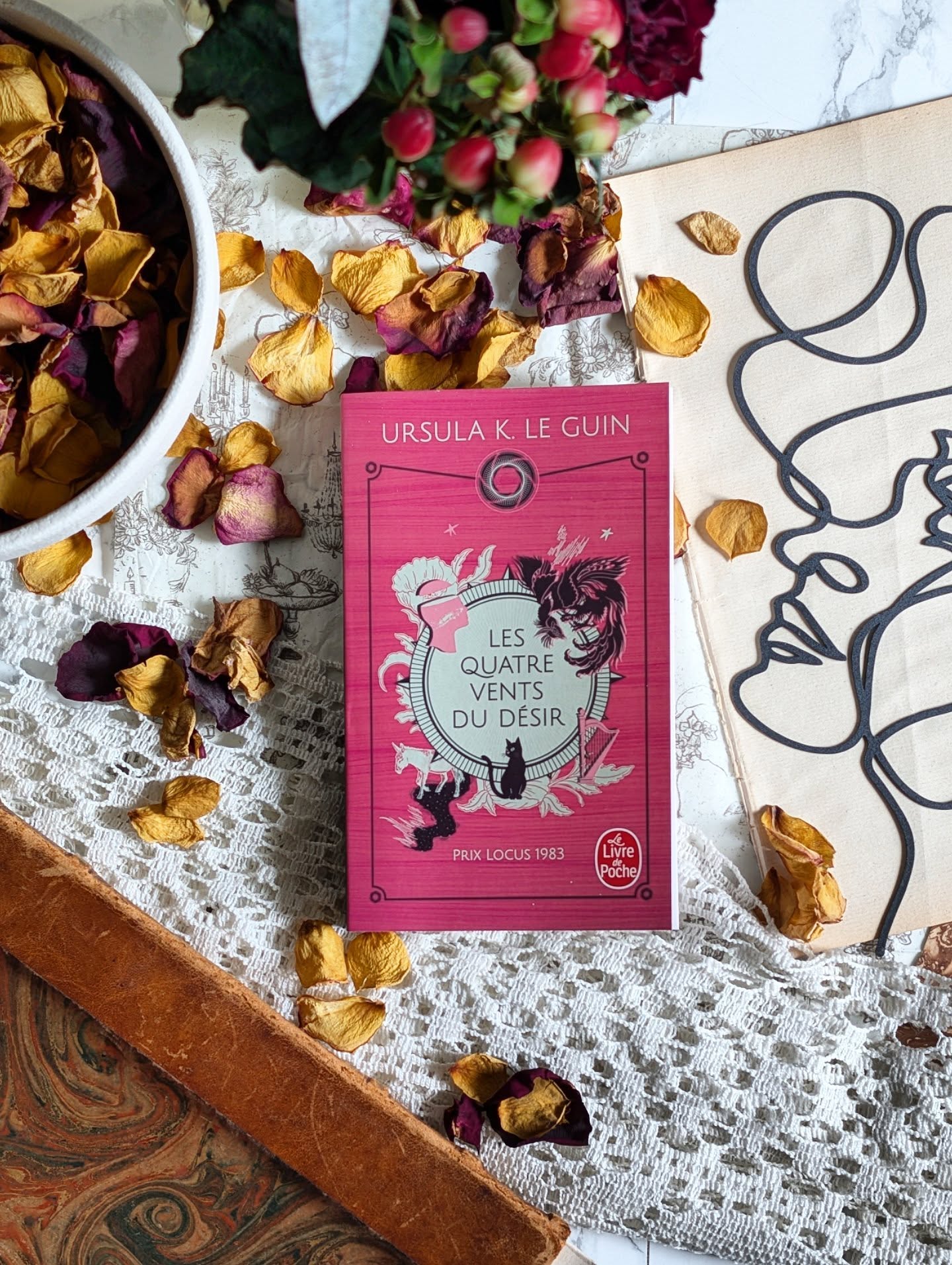 ✨ Les Quatre Vents du Désir - Ursula K. Le Guin ✨
Si vous aimez voyager sans bouger de votre fauteuil, ce recueil est une petite merveille. Vingt textes, organisés comme les points cardinaux, qui explorent autant de mondes que d’émotions.
Chaque nouvelle est différente, mais on retrouve partout la finesse et la sensibilité de Le Guin. Certaines m’ont emportée dans des univers oniriques, d’autres m’ont touché droit au cœur, et certaines plus loufoques ou expérimentales m’ont fait sourire, voire lever les yeux au ciel, mais c’est aussi ça le plaisir d’un recueil !
On y trouve un peu de tout : contes philosophiques, mini pièces de théâtre, faux articles scientifiques, folies borgésiennes, et même des petits éclats de science-fiction par-ci par-là. Bref, c’est surprenant, inventif et parfois totalement inattendu.
Ce que j’ai adoré, c’est la boucle que certaines nouvelles créent entre elles, comme si l’autrice nous guidait à travers ses univers pour nous montrer un fil invisible qui relie tout. Et Les Sentiers du Désir restera sûrement ma préférée : un récit plein de courage, de dépassement de soi, de sororité et d’humilité.
En résumé : si vous êtes curieux de l’imaginaire, de l’étrange, de la poésie et de l’intelligence dans l’écriture, ce recueil est fait pour vous. Ursula K. Le Guin montre encore une fois pourquoi sa plume est incontournable.
Ce livre est disponible au format poche chez @livredepoche !
#UrsulaKLeGuin #LesQuatreVentsDuDesir #RecueilDeNouvelles #Littérature #bookstagramfrance