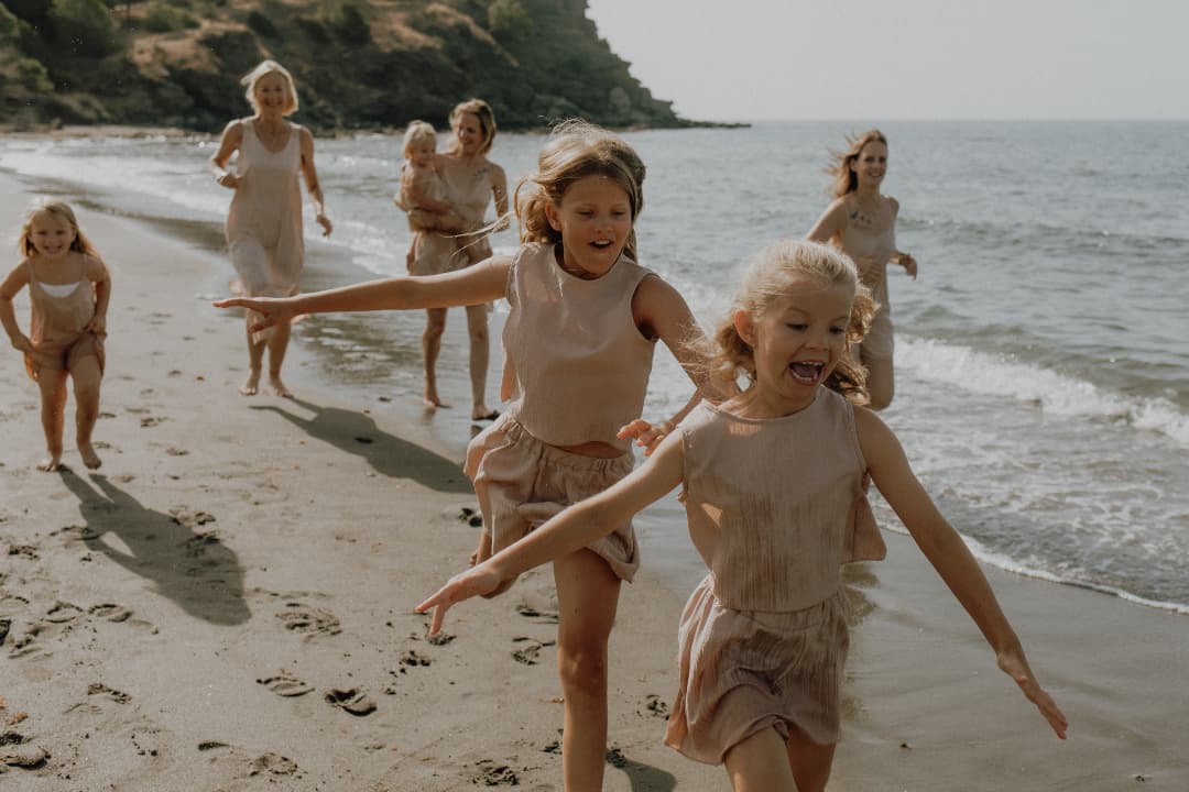 It's not about perfection. It's about feelings...
Quieres saber cual es la regla número 1 para tener niños sonriendo o dandose abrazos en las fotografías? Que no hay reglas, si le dicen de quedarse quieto y sonreír, lo más seguro es que no salga nada, déjalos libres y la magia se hará sola.
Thanks @mrs.eli.sa and @co_co234 for this magical moment on the beach in Almuñécar 💙
.
.
.
.
.
.
.
.
.
.
.
.
#annelaurephotography
#fotografialifestyledefamilia
#ilovemyjob
#fotografiadefamília
#fotografialifestyle
#sesiondefamilia
#fotografiainfantil
#fotografialifestyle
#lifestylefamilyphotography
#almuñecar
#nerja
#costatropical
#documentaryfamilyphotography
#malagaspain
#documentaryfamilyphotographer
#feelingmotherhood
#heartfulmagazine
@heartfulmagazine