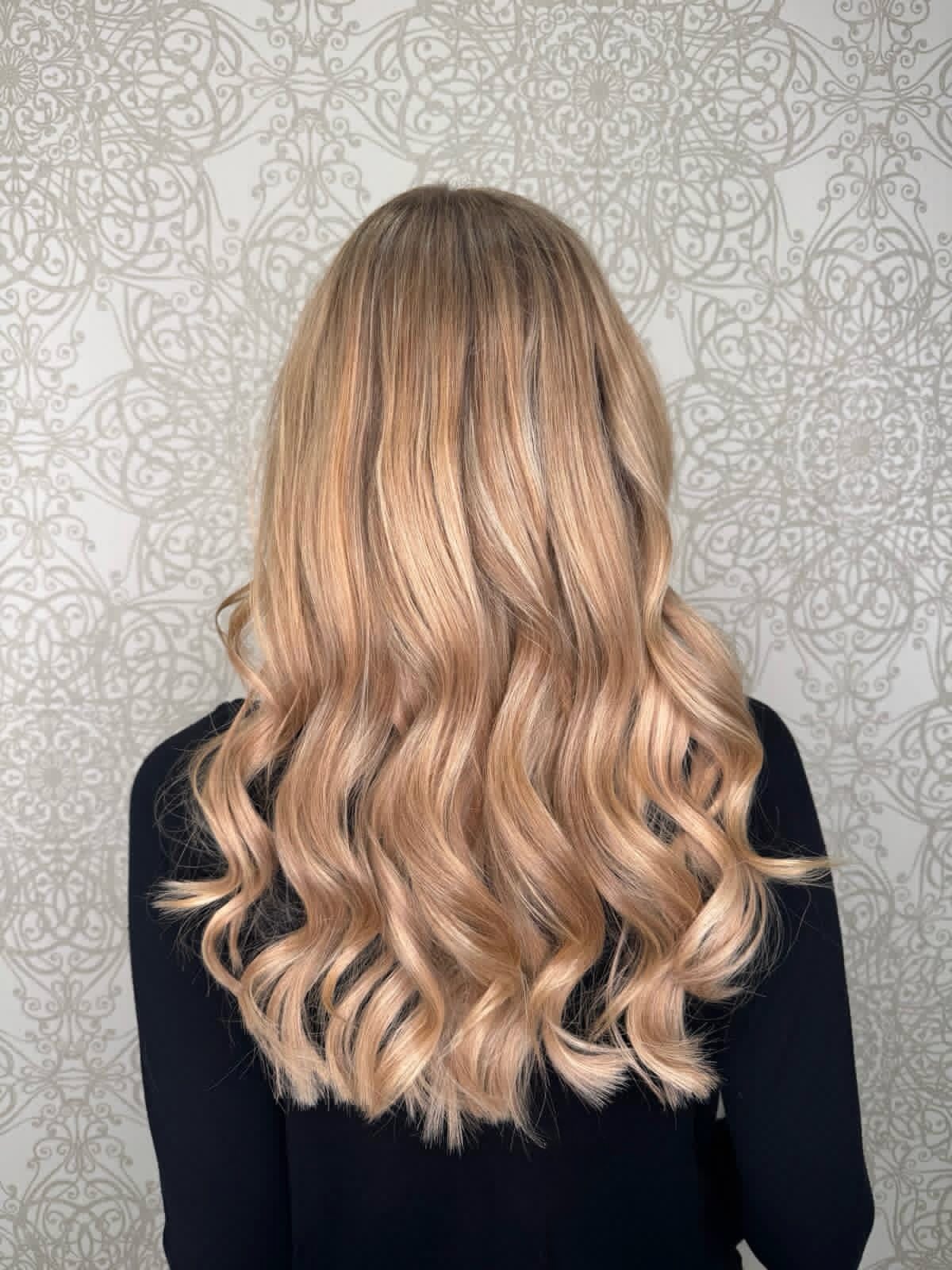 Soft Blonde Balayage ⭐️
Sanfte Farbverläufe, strahlende Blondnuancen und lockere Wellen sorgen für ein frisches, natürliches Ergebnis 🌼
Für diese Veränderung wurden zusätzlich Extensions eingearbeitet, um mehr Fülle ins Haar zu bringen 💁🏼♀️
Perfekt für alle, die ihrem Haar mehr Dimension, Volumen und Leichtigkeit verleihen möchten ✨
Würde dir so eine Veränderung auch gefallen?
#balayage #blond #hairextensions #hairinspo #stylingcreative