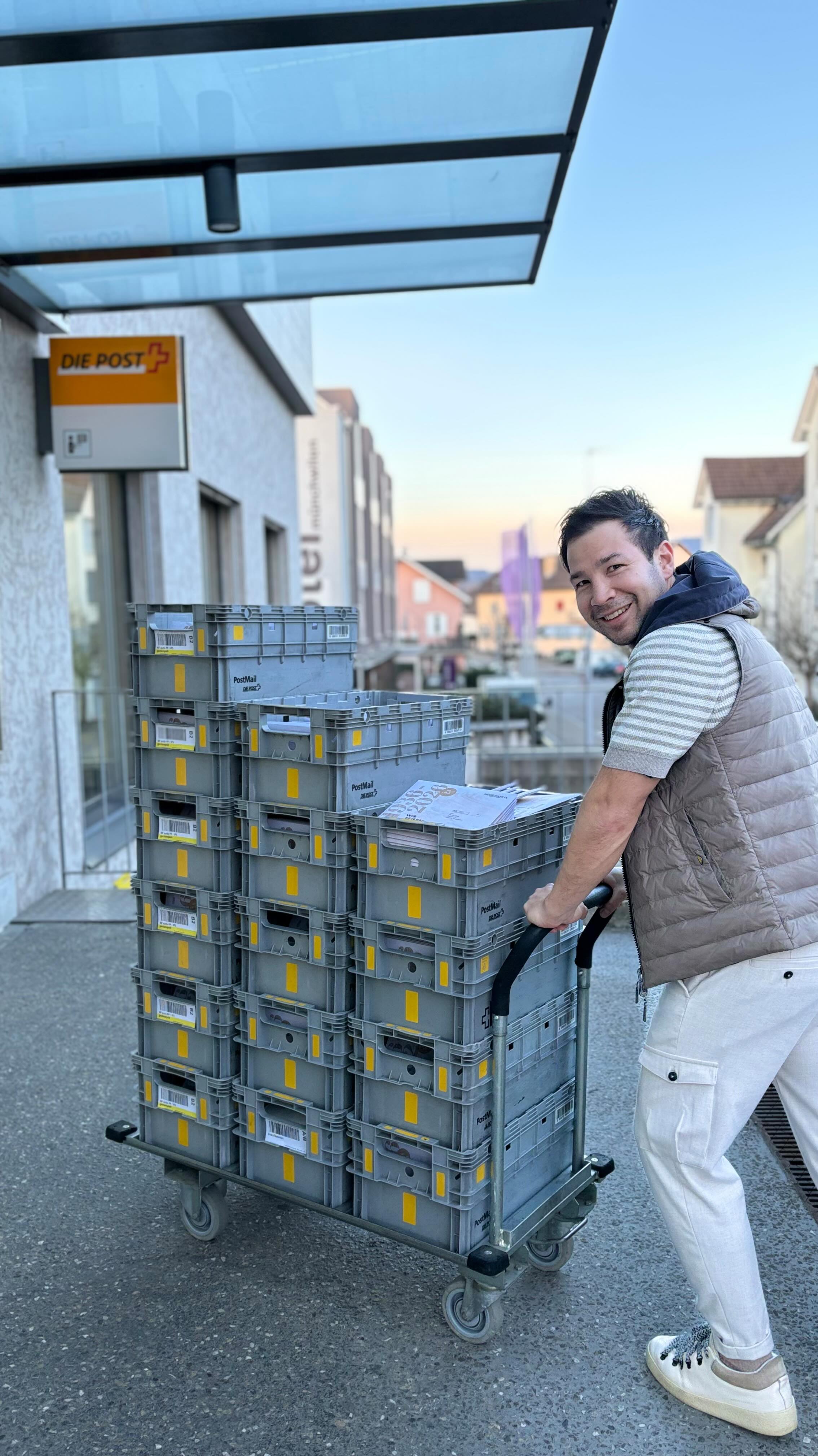 Hinter jedem Jubiläum steckt mehr als nur eine Zahl.
Von der ersten Idee auf dem Flipchart (ja, wir denken noch immer gerne mit Stift 😉) über das Gestalten und Verpacken bis zum Versand. 📦
Und am Ende wird aus einer Idee ein Erlebnis – bei uns im Store.
90 Jahre MODE GAMMA.
Anziehend anders seit 1936.
Kommt vorbei und entdeckt die neuen Fashion-Trends
während unserer exklusiven Jubiläums-Wochen. 🥰🥂
#modegamma #anziehendanders
#fashionboutique #familybuisness #ostschweiz