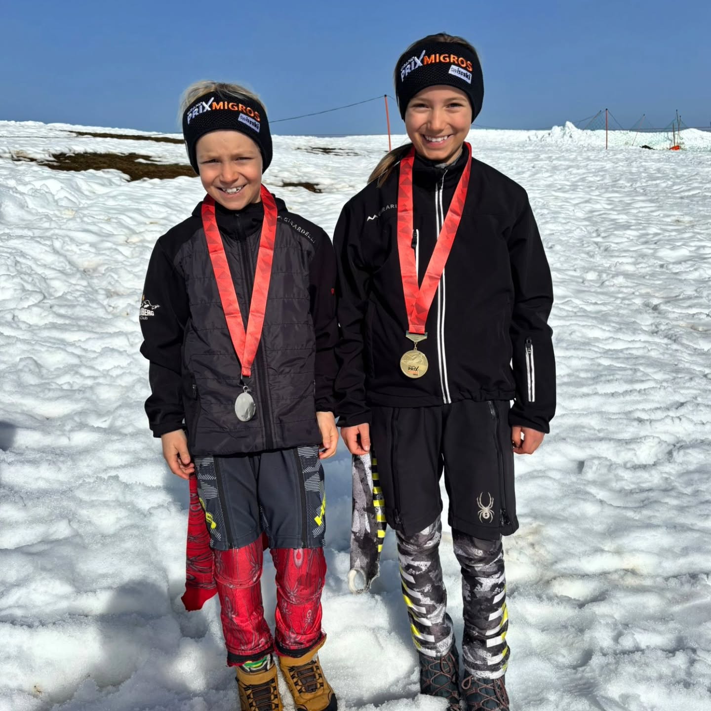 Finalserie geht weiter🤩
Gleich 2 weitere Tickets für Crans Montana🎟️🤩
Beim Qualifikationsrennen auf dem Stoos konnten sich erneut zwei AthletInnen das Finalticket für den GPM in Crans Montana sichern💪🏼
Giulia holt sich souverän den starken 1. Platz 🥇
Noah sichert sich den grossartigen 2. Platz 🥈
Und auch dahinter glänzen starke Leistungen
Remo und Raphael mit Platz 5
Isabella mit Platz 6
Raoul mit Platz 9 🔝🤩
Damit stehen nun bereits 7 Finalqualifikationen fest,eine richtig starke Teamleistung🙌🏼
Wir freuen uns riesig auf das Finale in Crans Montana🤩