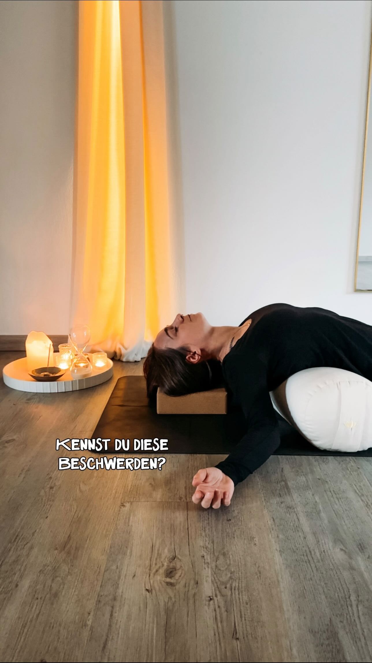 Ich höre es so oft.
„Ich habe seit Monaten Nackenschmerzen.“
„Mein Rücken macht schon so lange Probleme.“
„Mein Knie meldet sich immer wieder.“
Und ganz oft kommt danach dieser Satz: „Aber anderen geht es ja noch viel schlechter.“
Kennst du diese Gedanken?
Doch dein Körper vergleicht sich nicht. Er spricht einfach mit dir. Manchmal ganz leise. Als kleine Verspannung. Als Ziehen im Rücken. Als Spannung im Kiefer. Als Gedankenkarussell, was nie stillstehen möchte. Oder schlaflose Nächte, weil du eine Unruhe verspürst. Und oft überhören wir diese Signale sehr lange oder versuchen mit ihnen zu leben. Nicht, weil wir unseren Körper nicht mögen. Sondern weil unser Alltag laut ist. Weil wir funktionieren. Weil immer noch etwas wichtiger scheint.
Bis der Körper irgendwann deutlicher wird. Nicht als Strafe. Sondern als Erinnerung. Eine Erinnerung daran, dass wir Verantwortung für uns tragen.
Verantwortung bedeutet nicht Perfektion. Nicht jeden Tag eine Stunde Training. Manchmal bedeutet es einfach:
10 Minuten Bewegung.
Ein Moment zum Atmen.
Eine kleine Übung für den Rücken.
Ein bewusstes Innehalten.
Beschwerdefreiheit ist selten Zufall.
Sie entsteht, wenn dein Körper merkt:
Ich werde gehört.
Ich werde ernst genommen.
Ich werde nicht erst beachtet, wenn es zu spät ist.
Und genau dort beginnt echte Prävention. 🤍
@denise.madeleine.mueller