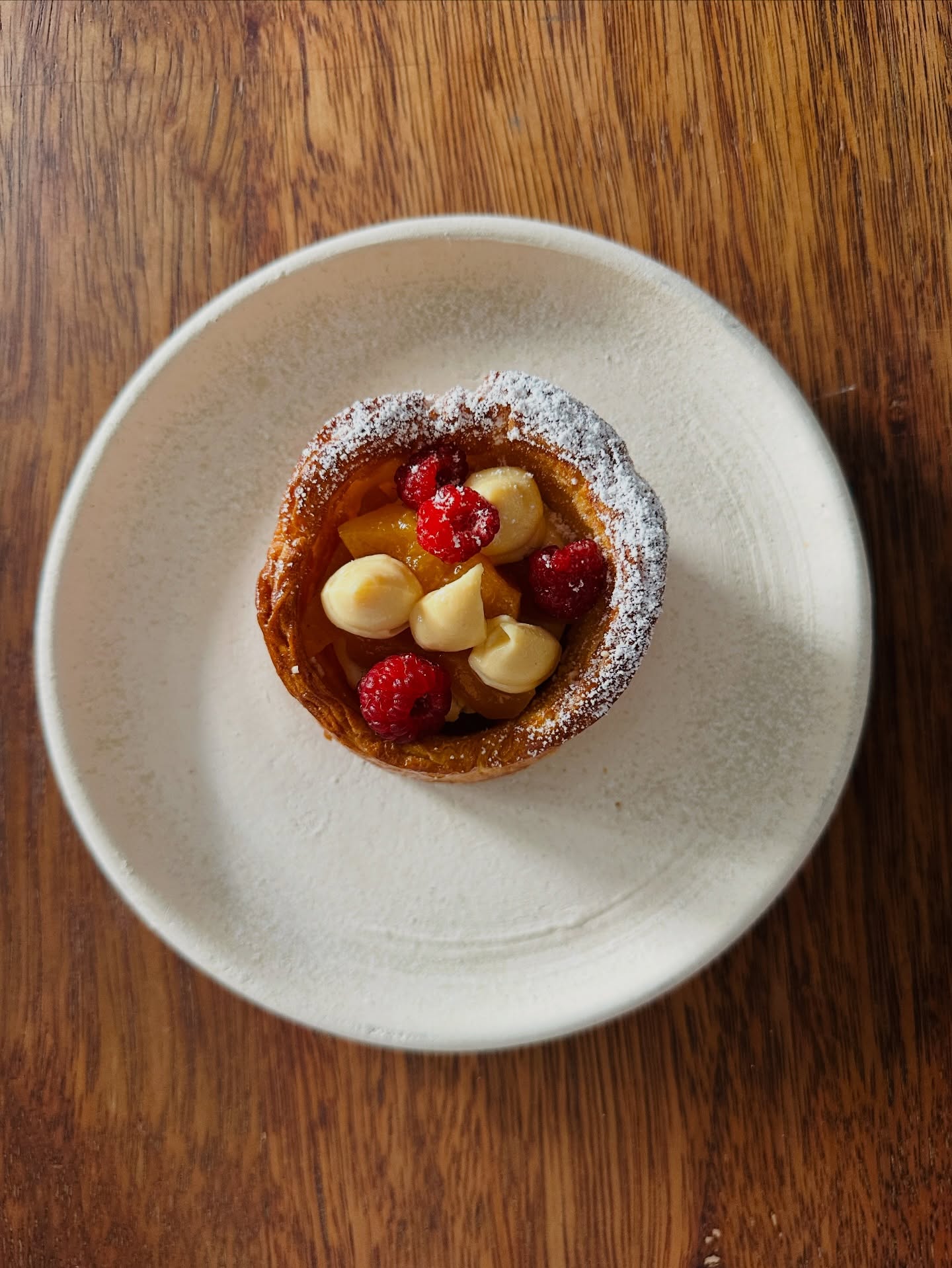 Tarta de croissant
Cheesecake & Frambuesa.
Base de croissant,
rellena de cheesecake suave,
gel de frambuesa, duraznos en almíbar
y frambuesas frescas.
Desliza para ver el interior.
Disponible en el menú de marzo.
#ensamblepan #panquito #viennoiserie