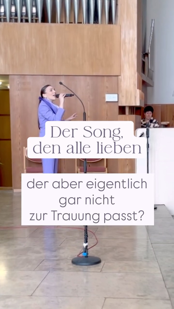„Hallelujah“ gehört seit Jahren zu den meistgewünschten Songs für Trauungen. Die Melodie ist unglaublich berührend und sorgt fast automatisch für Gänsehaut – genau das, was sich viele Paare für diesen Moment wünschen. ✨
Gleichzeitig wird der Song immer wieder diskutiert. Der Grund: Im Originaltext geht es nicht in erster Linie um romantische Liebe, sondern auch um Zweifel, Schmerz und komplizierte Beziehungen. Deshalb fragen sich viele: Passt dieser Song überhaupt zu einer Hochzeit?
Unsere Lösung ist ganz einfach: Wir wählen gezielt die Verse aus, die zu einer Trauung passen, und lassen die kritischeren Stellen weg. So bleibt die emotionale Kraft des Songs erhalten, ohne dass der Moment inhaltlich unpassend wirkt.
Und wenn ein Paar möchte, kann man natürlich auch mit einer alternativen Textversion arbeiten – Musik darf bei einer Trauung immer individuell sein. 🎶
Am Ende zählt vor allem eins: Dass der Song sich für das Brautpaar richtig anfühlt.
#hochzeitssängerin #trauungmusik #hochzeitsmusik #weddingsongs #hallelujah livemusikhochzeit