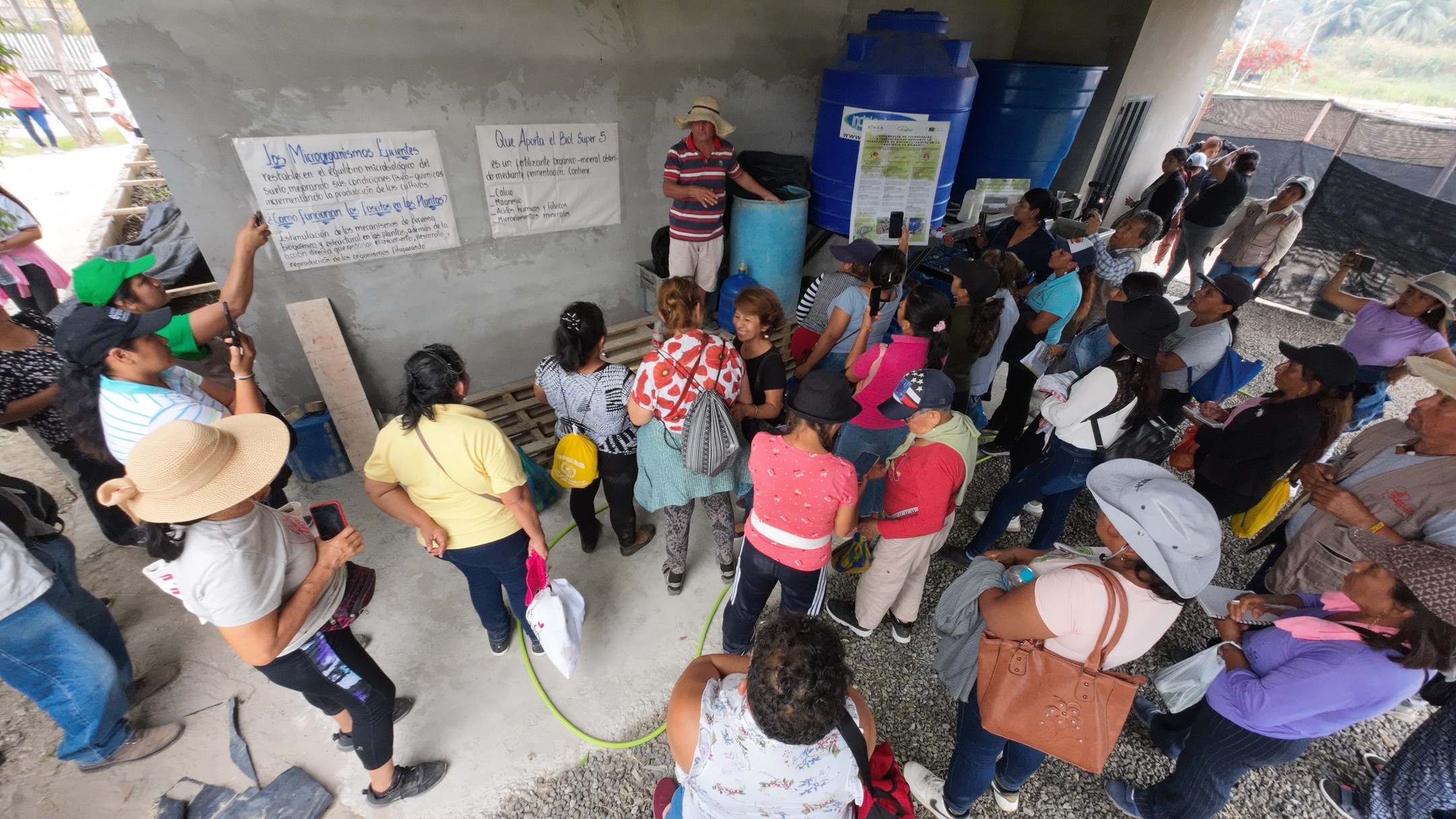 🌱✨ Fortaleciendo la autonomía de las mujeres rurales a través de la agroecología ✨🌱
El equipo de FUNDES, con el apoyo de FIASA en el marco del Proyecto de Biofertilizantes, impartió un taller a 60 mujeres campesinas de Jipijapa, Rocafuerte, Pedro Carbo y Daule, como parte de la Escuela de Mujeres Rurales "Amelia Quiñonez". 🌾 Durante la jornada, se compartieron prácticas esenciales sobre la elaboración de bioinsumos, una herramienta clave para impulsar la agroecología y fortalecer la soberanía alimentaria, contribuyendo a la autonomía económica, física y política de las mujeres rurales. 🌿👩🌾
Además, se realizó un recorrido por una parcela de arroz ecológico en la comunidad de El Cerrito, Rocafuerte, donde se pudo apreciar el efecto positivo de la aplicación de bioinsumos por una de las participantes de la escuela. Esta experiencia demostró el impacto de los biofertilizantes en el rendimiento de los cultivos y en la salud del suelo. 🌾
La Escuela Amelia Quiñonez, organizada por la Coordinadora Nacional Campesina Eloy Alfaro, la Unidad Provincial de Campesinos de Manabí y la Federación de Organizaciones Comunitarias Campesinas Agrícolas (FOCCAHL), continúa fortaleciendo las capacidades de las mujeres campesinas para construir una agricultura más sostenible y soberana. 💪🙌
#FUNDES #Biofertilizantes #EscuelaAmeliaQuiñonez #MujeresRurales #Agroecología #SoberaníaAlimentaria #FortalecimientoRural #AgriculturaSostenible