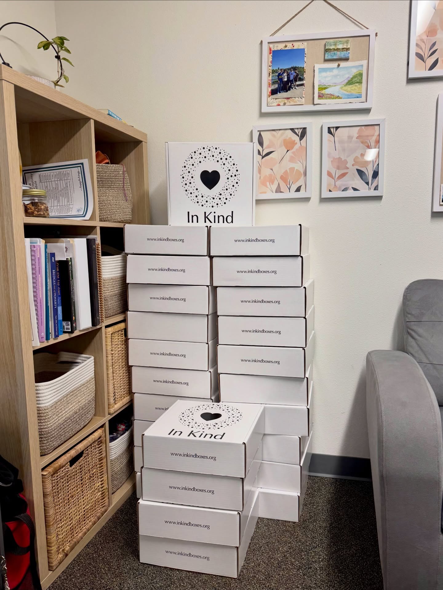 Every quarter we make a delivery to Newberg’s A Family Place Relief and drop off 25 gift boxes 💝
These are given away through educational programs and community showers to families in need in the surrounding area. 🙌
We’re grateful to the Austin Family Foundation for awarding us the grant to make these deliveries possible!! 🥳🎉💞
#bethevillage #inkindboxes #makingadifferencetogether