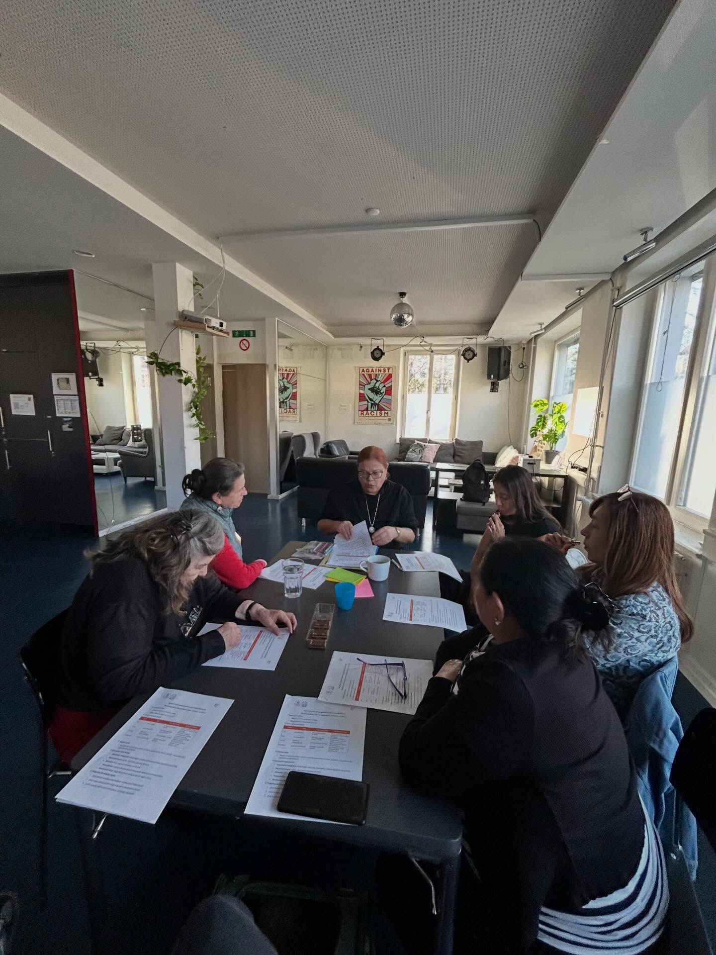 Eine schöne Woche voller Lernen, Gespräche und Gemeinschaft bei ETKultur
Von unserem Workshop Ethics for Diversity, über das Deutschüben im Conversation Club, bis hin zum Austausch von Sprachen und Geschichten beim Mittagessen bei Eatalk, jeder Moment stand im Zeichen von Verbindung, Dialog und gemeinsamem Lernen.
Danke an alle, die dabei waren und diese Räume so besonders gemacht haben.
Möchtest du bei einer unserer Aktivitäten mitmachen?
Alle kommenden Veranstaltungen findest du über den Link in unserer Bio.
——
A beautiful week of learning, conversations and community at ETKultur
From our Ethics for Diversity workshop, to practicing German at the Conversation Club, and sharing languages and stories over lunch at Eatalk — every moment was about connection, dialogue and learning together.
Thank you to everyone who joined us and made these spaces so special
Curious to join one of our activities?
Check our upcoming events through the link in our bio.
——
Una Gran semana de aprendizaje, conversaciones y comunidad en ETKultur
Desde nuestro taller Ethics for Diversity, pasando por la práctica de alemán en el Club de conversación, hasta compartir historias durante el almuerzo en Eatalk, cada momento fue una oportunidad para conectar, dialogar y aprender juntos.
Gracias a todas las personas que participaron e hicieron de estos espacios algo tan especial
¿Te gustaría unirte a alguna de nuestras actividades?
Consulta nuestros próximos eventos en el enlace de la bio.
#ETKultur #volunteersmakeadifference #icigemeinsamhier #workshop #integrationstadtzürich