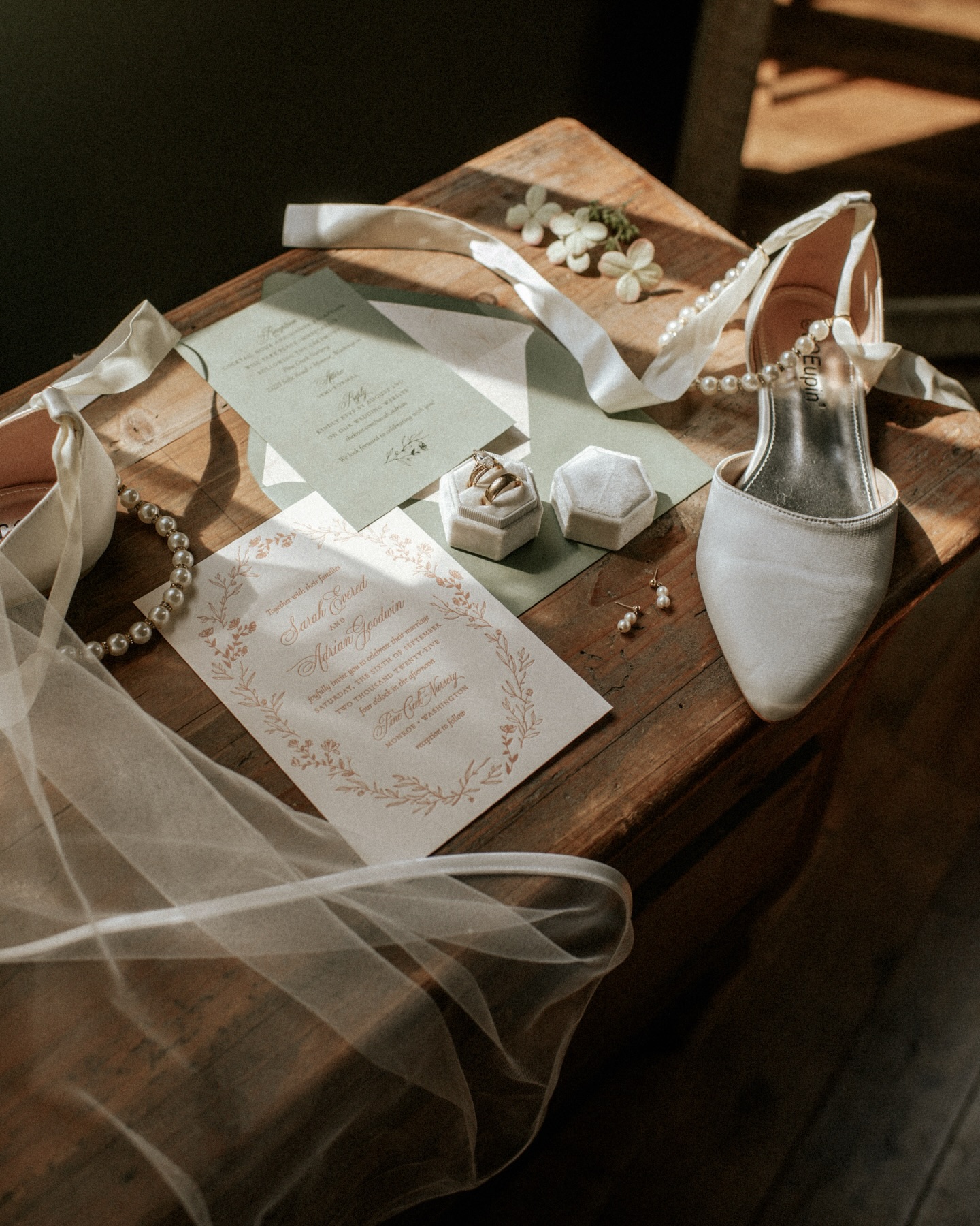 One of my favorite (though hard to pick) layflats from last year, maybe ever!
Venue @eventsatpcn @pinecreekfarms
Florals @scatteredseedsaflowerfarm
Catering + bar @trailsendtaphouse
Photography @savannamarleephotography
Coordinating @town_and_country_weddings
Dresses @birdiegreyboutique
Wedding gown @lovelybride @lovelybrideseattle
DJ @completeweddingsseattle
Hmua @olgavikobeauty
#snohomishweddings #snohomishweddingphotographer #washingtonweddingphotographer #weddinglayflat #weddingaccessories