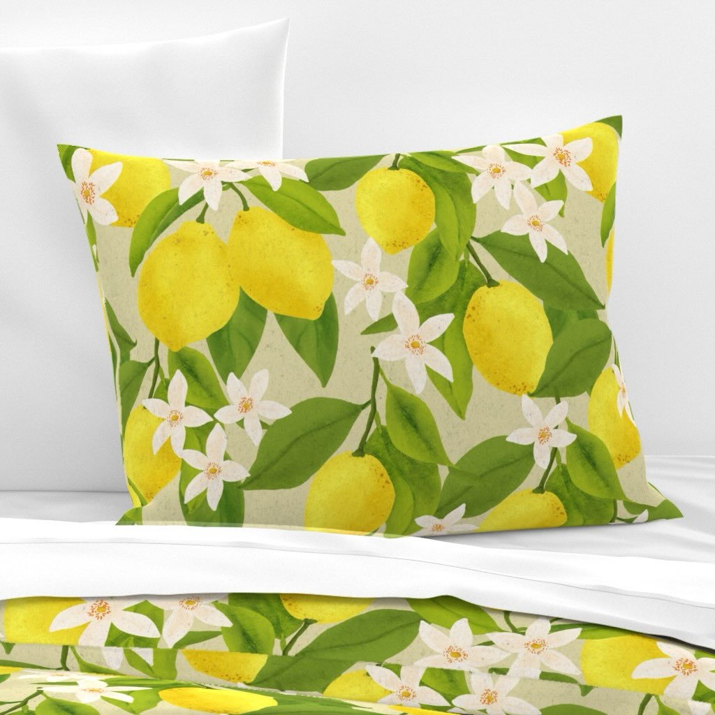 Dieses mediterrane Zitronenmuster gibt es jetzt bei Spoonflower (Link zum Shop in meiner Bio). Damit könnt ihr entweder selbst schöne Dinge nähen oder fertige Kissen, Tischläufer, Servietten, Küchenhandtücher und ganz viel mehr erstehen. #patterndesign #lemonpattern #amalfistyle #surfacepatterndesign #readyforlicense